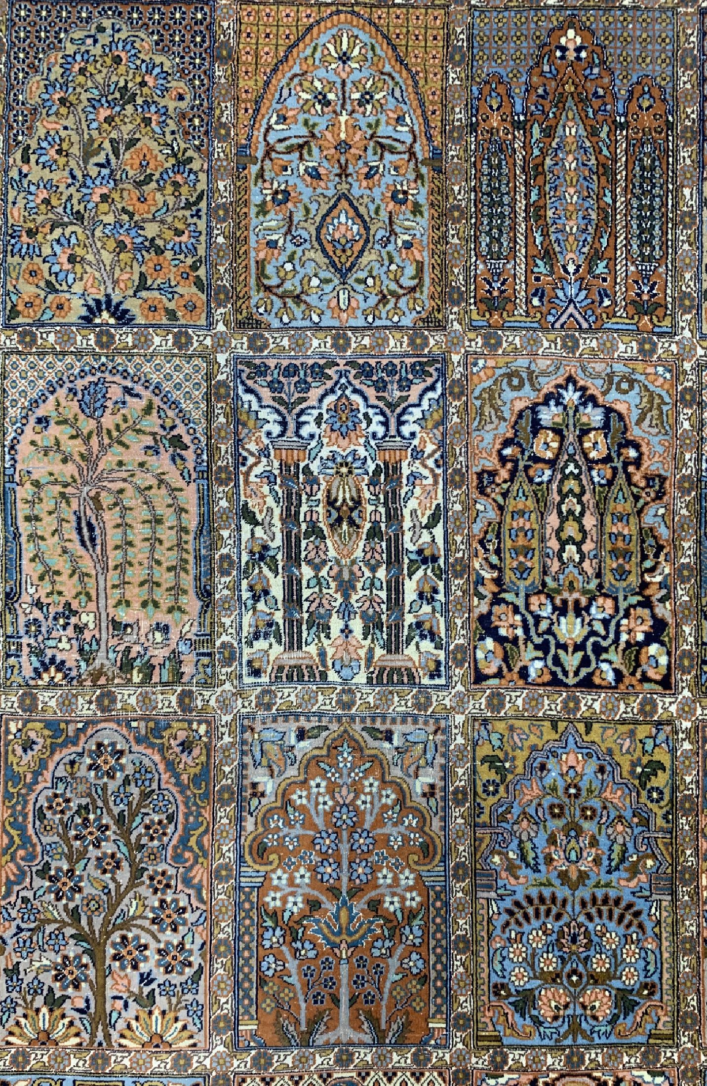 Detail b: Kaschmir fein, Indien, ca. 50 Jahre, Korkwolle mit Seide, ca. 370 x 280 cm, EHZ: 3