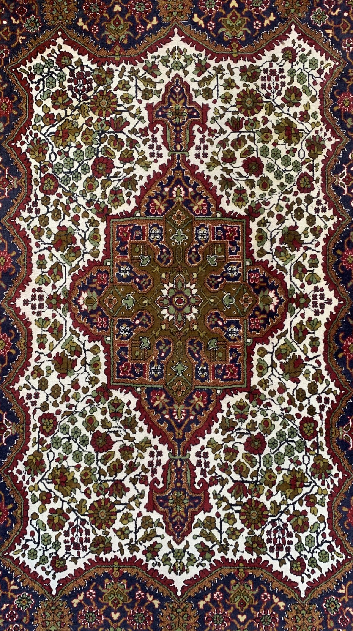 Detail b: Kaschmir fein"Seidengrund", Indien, ca. 50 Jahre, Korkwolle mit Seide, ca. 360 x 270 cm, EHZ: 2
