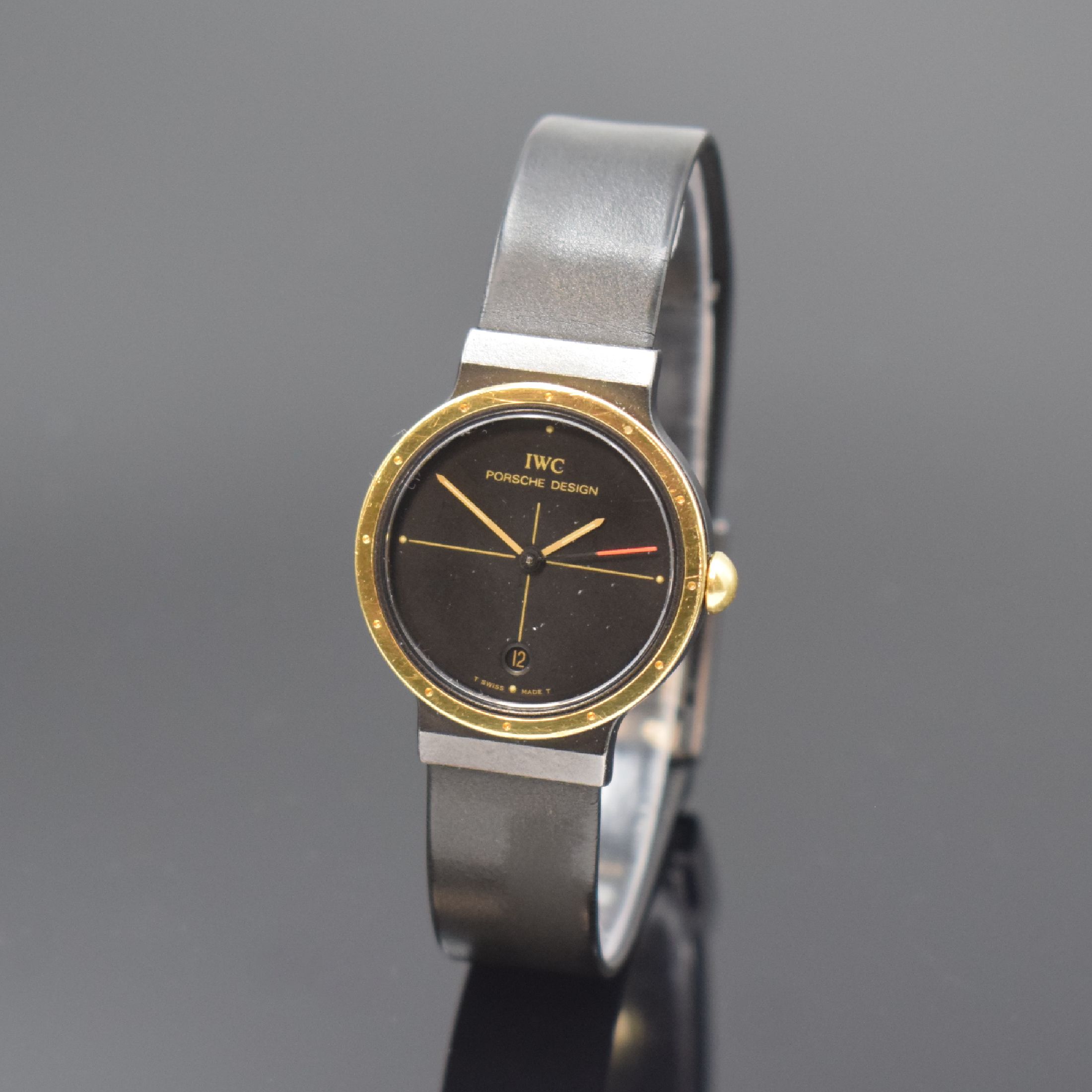 IWC / PORSCHE DESIGN Damenarmbanduhr, Schweiz um 1990, quarz, geschw. Geh. inkl. Kautschukband m. Faltschl., Goldlünette, Boden verschr., schwarzes ...