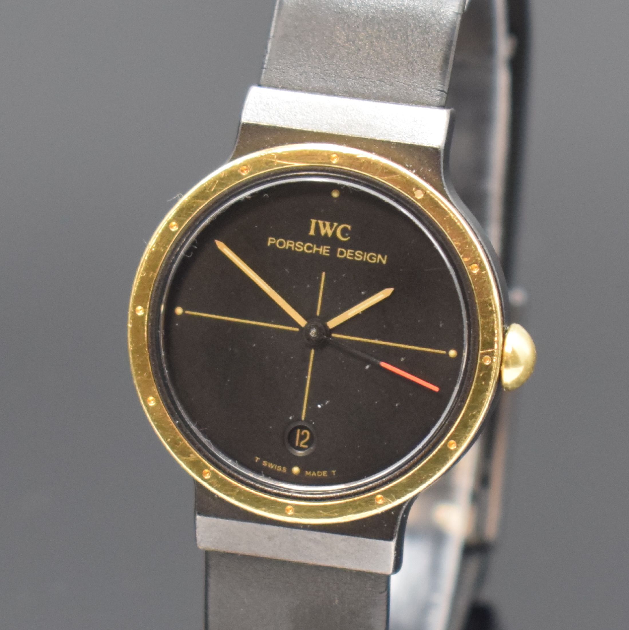 Detail a: IWC / PORSCHE DESIGN Damenarmbanduhr, Schweiz um 1990, quarz, geschw. Geh. inkl. Kautschukband m. Faltschl., Goldlünette, Boden verschr., schwarzes ...