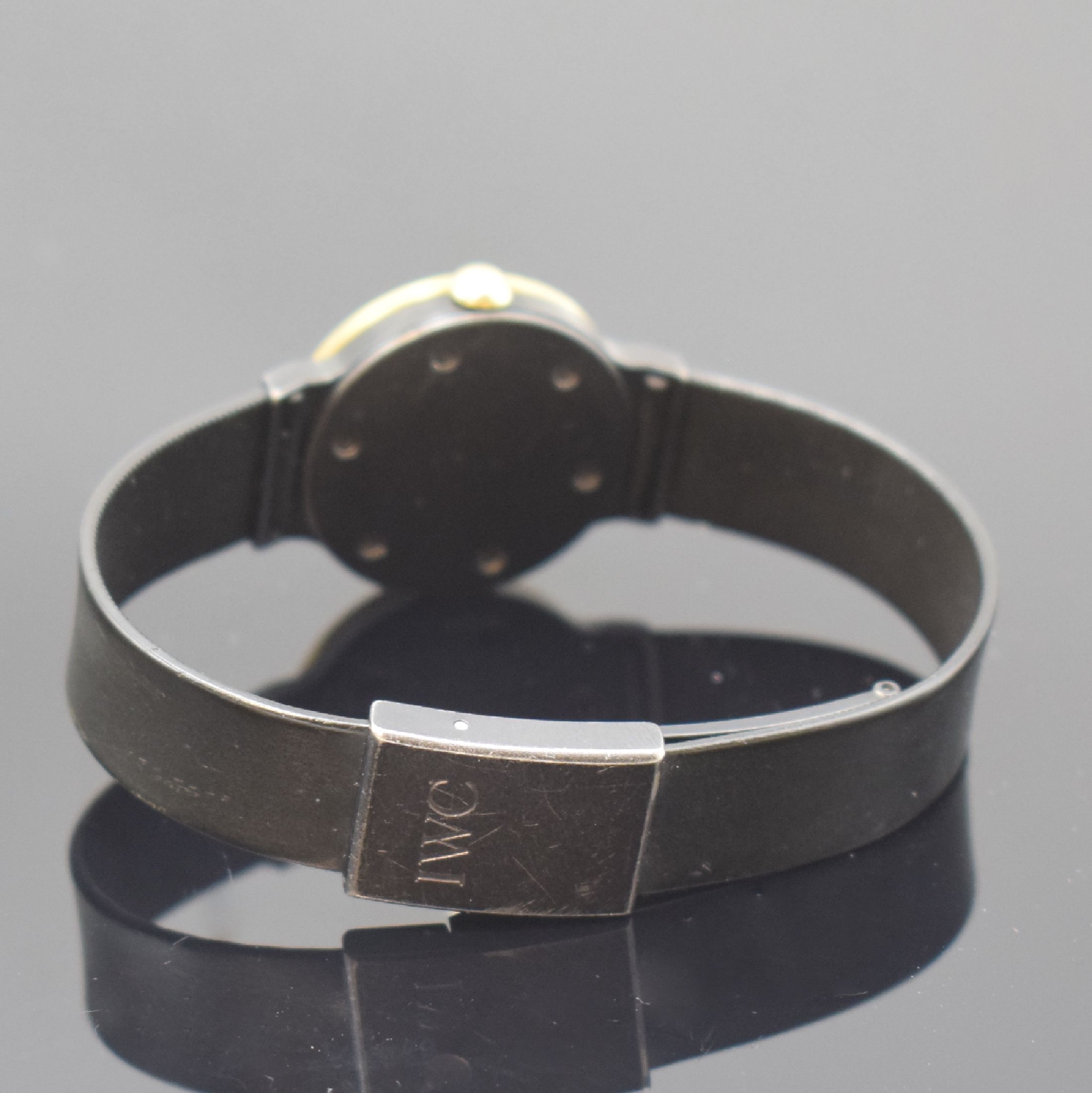Detail b: IWC / PORSCHE DESIGN Damenarmbanduhr, Schweiz um 1990, quarz, geschw. Geh. inkl. Kautschukband m. Faltschl., Goldlünette, Boden verschr., schwarzes ...