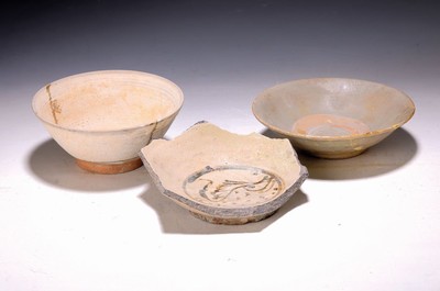 Image 26688055 - Three pieces of ceramics, probably China, probably 15th century, ceramics, fragment of abowl with painting, diameter 17 cm, the bowl. is restored, D. 15 cm, plate restored, D. 16 cm