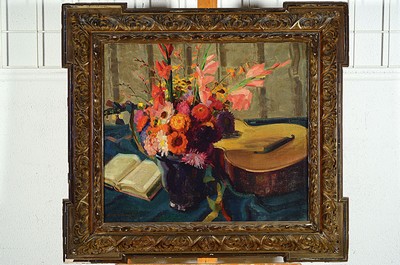 26688057k - Armin Wurm, 1880-1949 Munich, still life with flowers, guitar and book, oil/canvas, signed lower left, approx. 47x54cm, wide pomp frame approx. 68x75cm