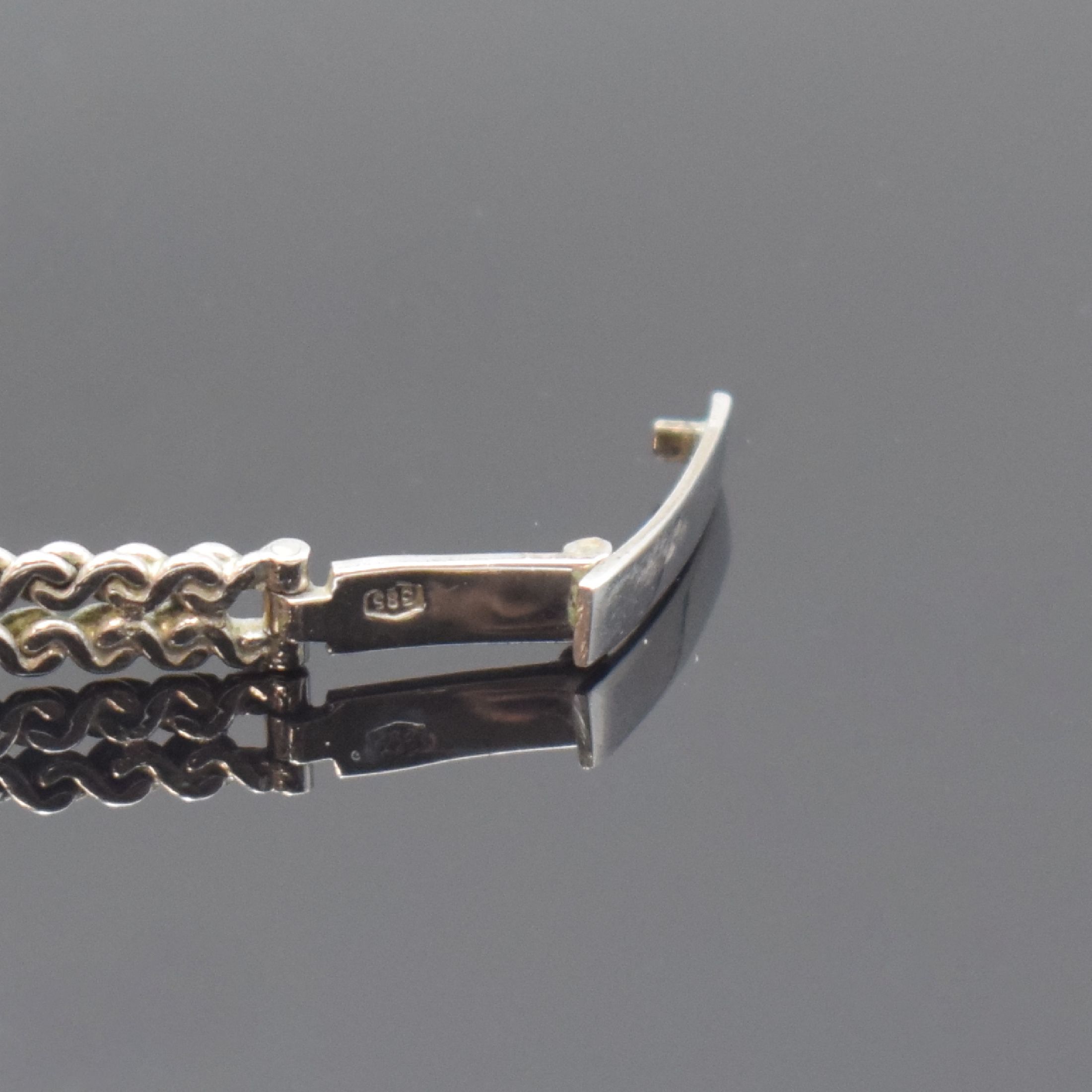 Detail b: Damen Schmuckuhr in WG 585/000 bezeichnet Arctos, Deutschland um 1970, auf quarz umgerüstet, Boden aufgedr., Band zum Geh. m. 4 Diamanten bes., Anz. ...