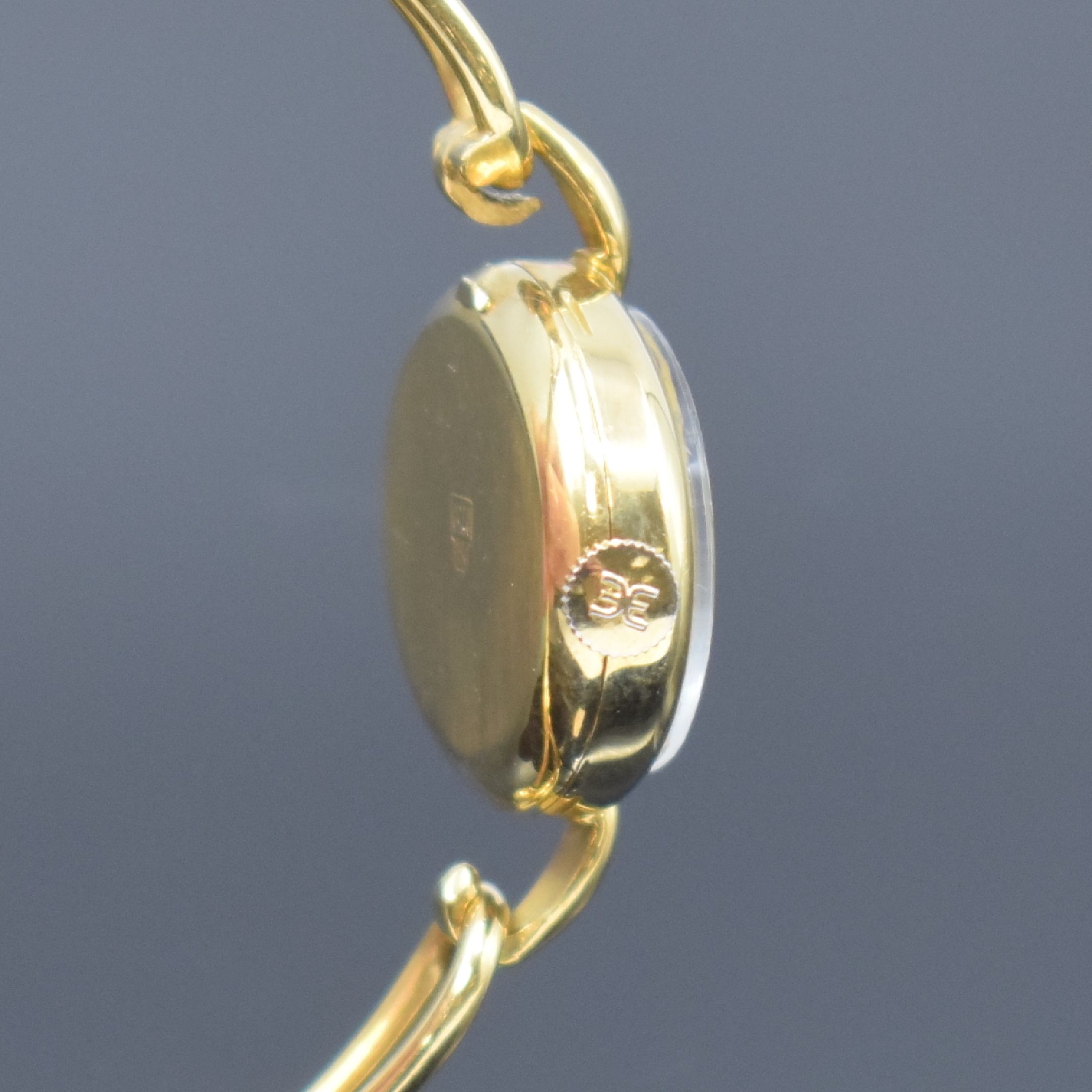 Detail b: EBEL Damenarmbanduhr in GG 750/000, Handaufzug, Schweiz um 1970, neutr. 2-teil. Geh. an Goldspange, Boden aufgedr., gold. Zifferbl. m. 4 aufgel. ...