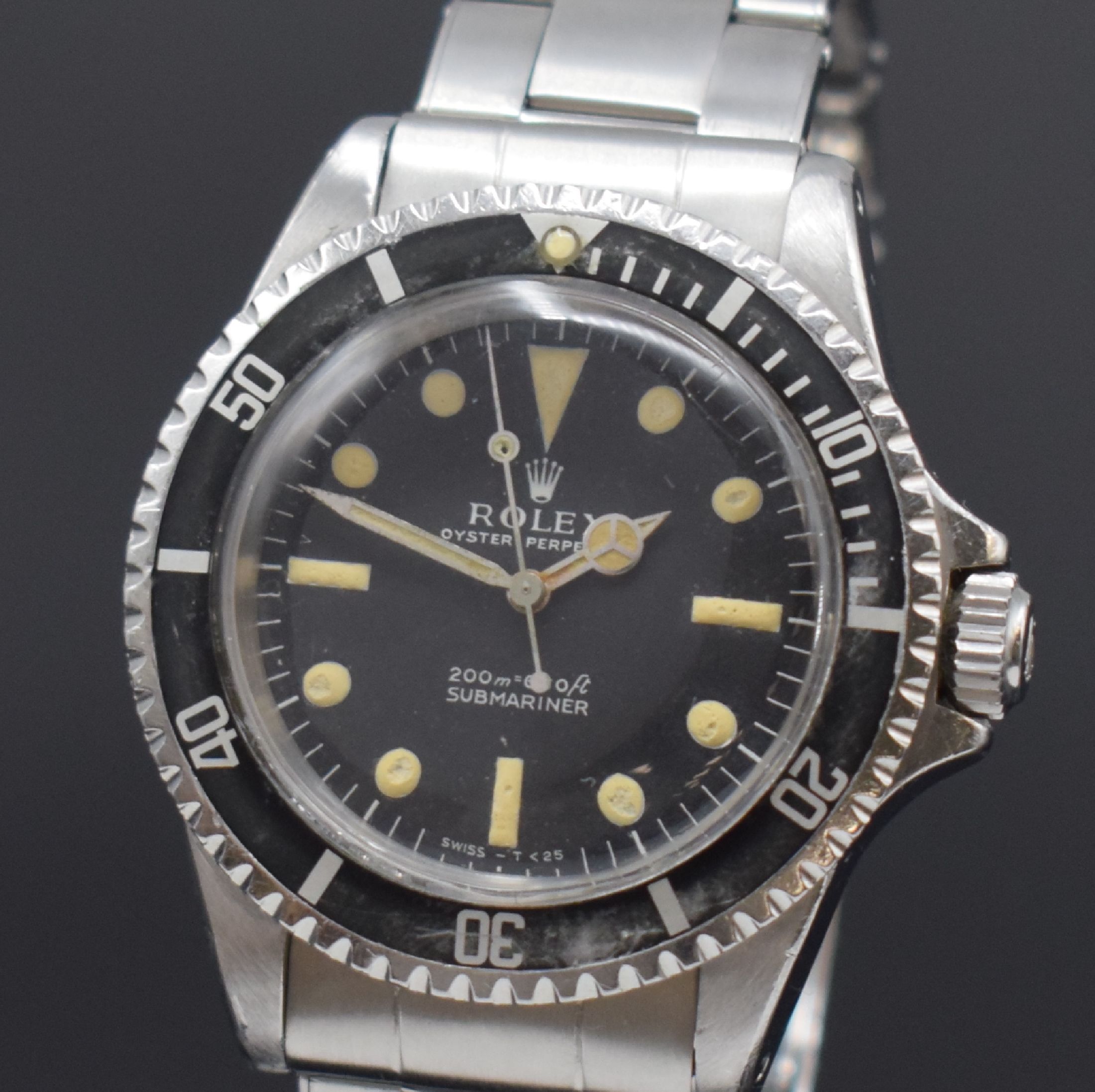 Detail a: ROLEX Oyster Perpetual Submariner Referenz 5513 Herrenarmbanduhr in Stahl, Schweiz, 1. Quartal 1966 lt. Bodengravur, verschr. Oystergeh, vernietetes ...