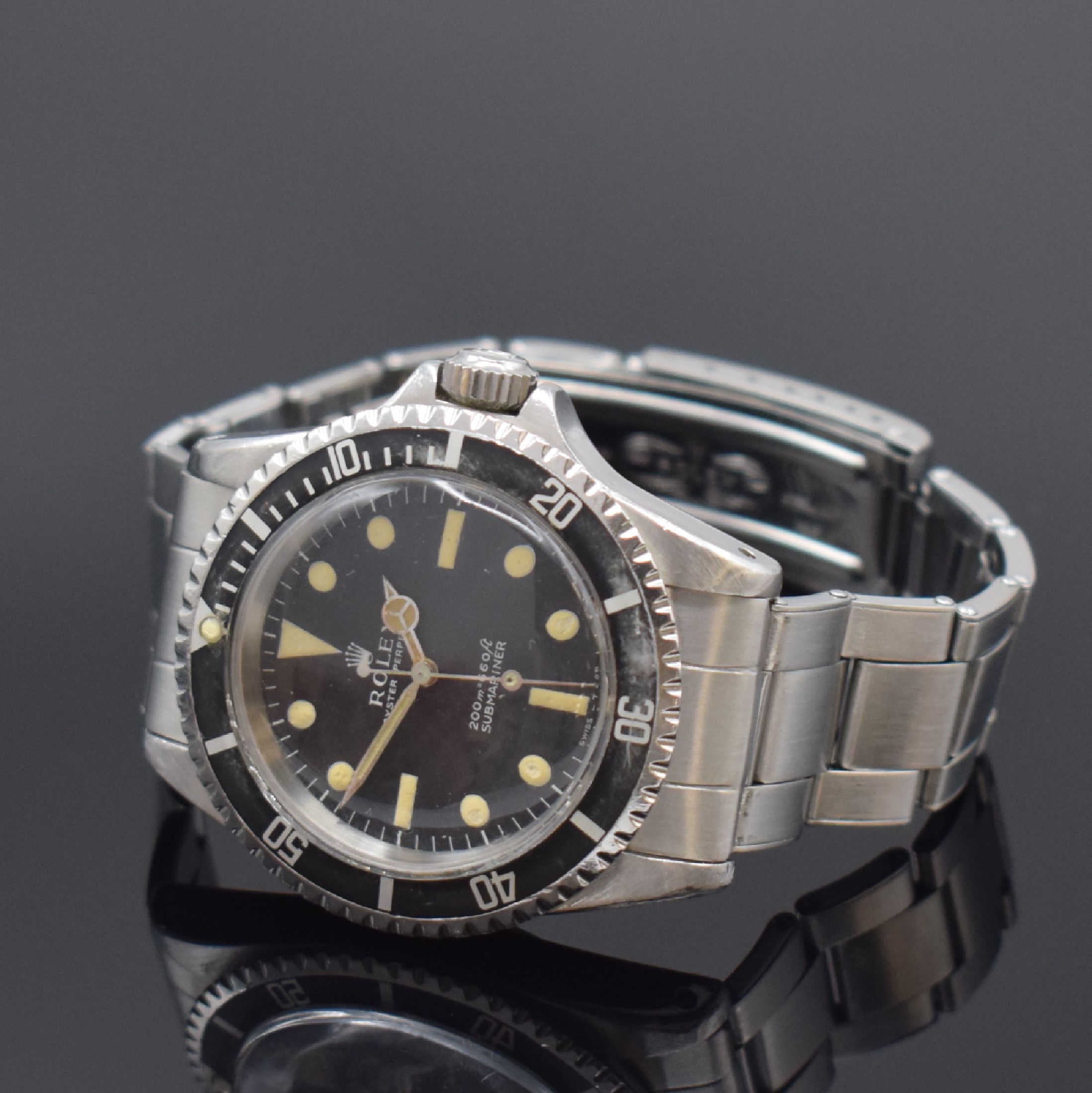 Detail b: ROLEX Oyster Perpetual Submariner Referenz 5513 Herrenarmbanduhr in Stahl, Schweiz, 1. Quartal 1966 lt. Bodengravur, verschr. Oystergeh, vernietetes ...