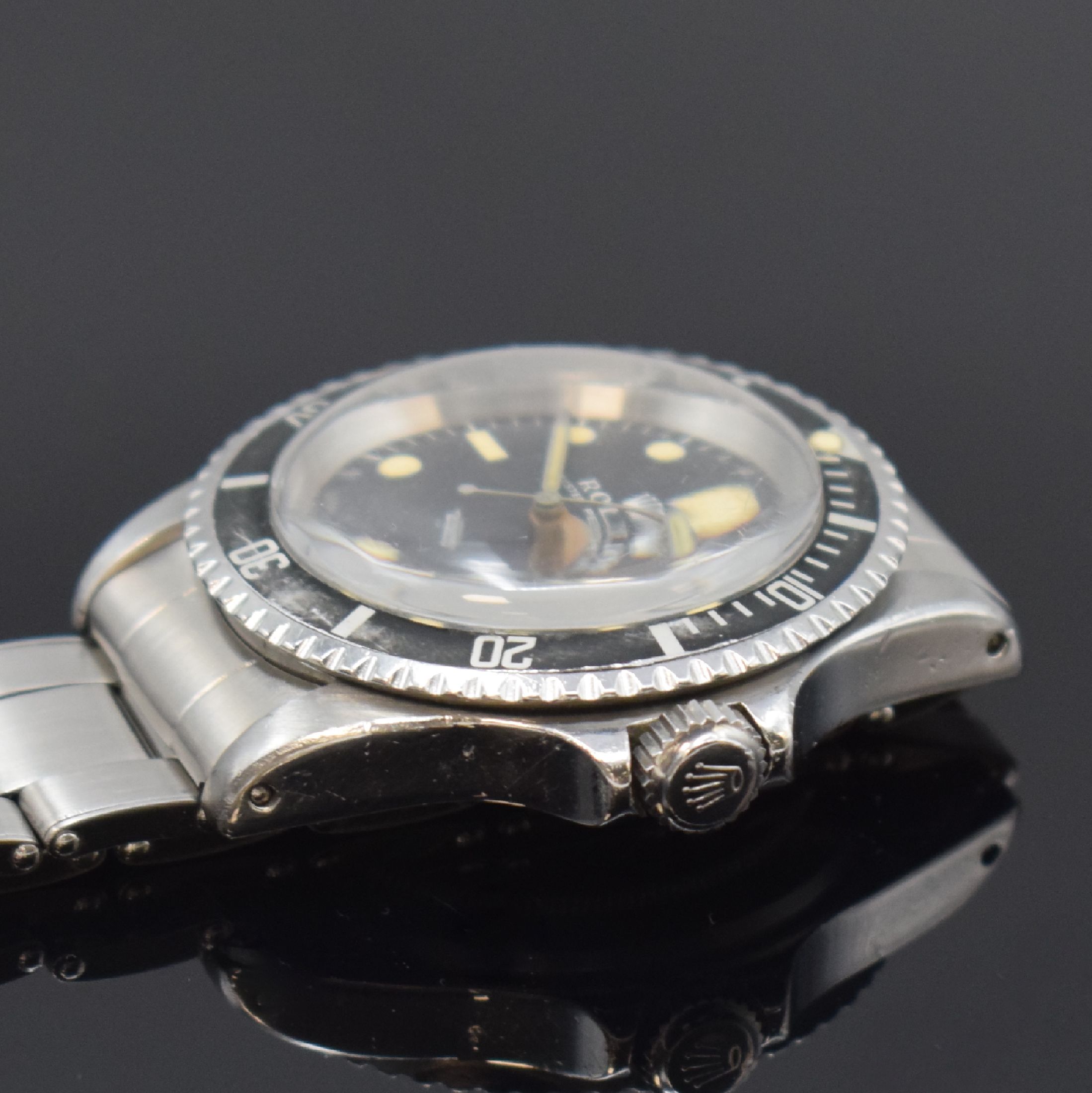 Detail e: ROLEX Oyster Perpetual Submariner Referenz 5513 Herrenarmbanduhr in Stahl, Schweiz, 1. Quartal 1966 lt. Bodengravur, verschr. Oystergeh, vernietetes ...
