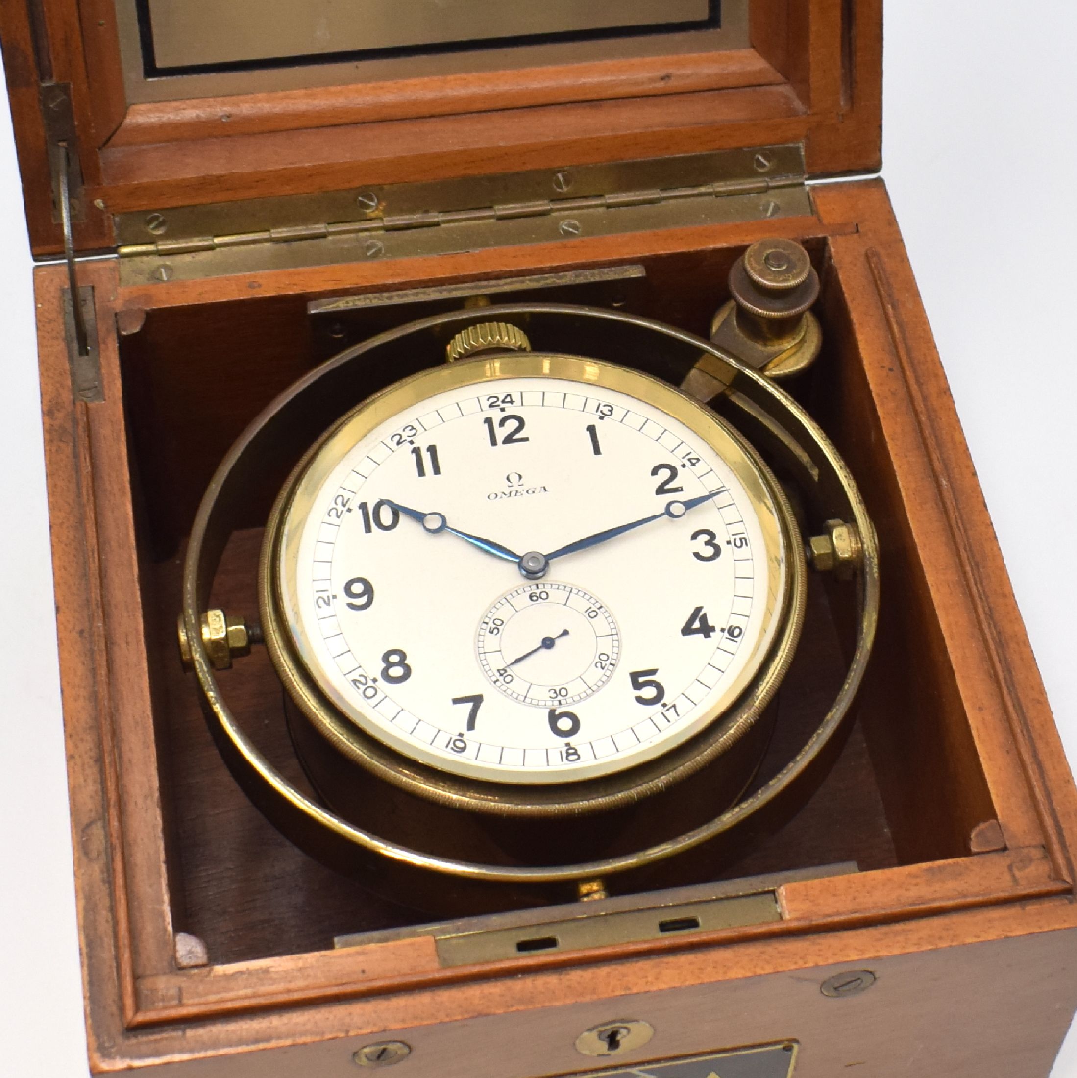 Detail a: OMEGA seltenes Bord-Chronometer mit 8-Tage- Werk, Schweiz um 1935, kardanisch aufgehängtes Messinggehäuse, versilbertes Zifferbl. m. abgesenkter ...