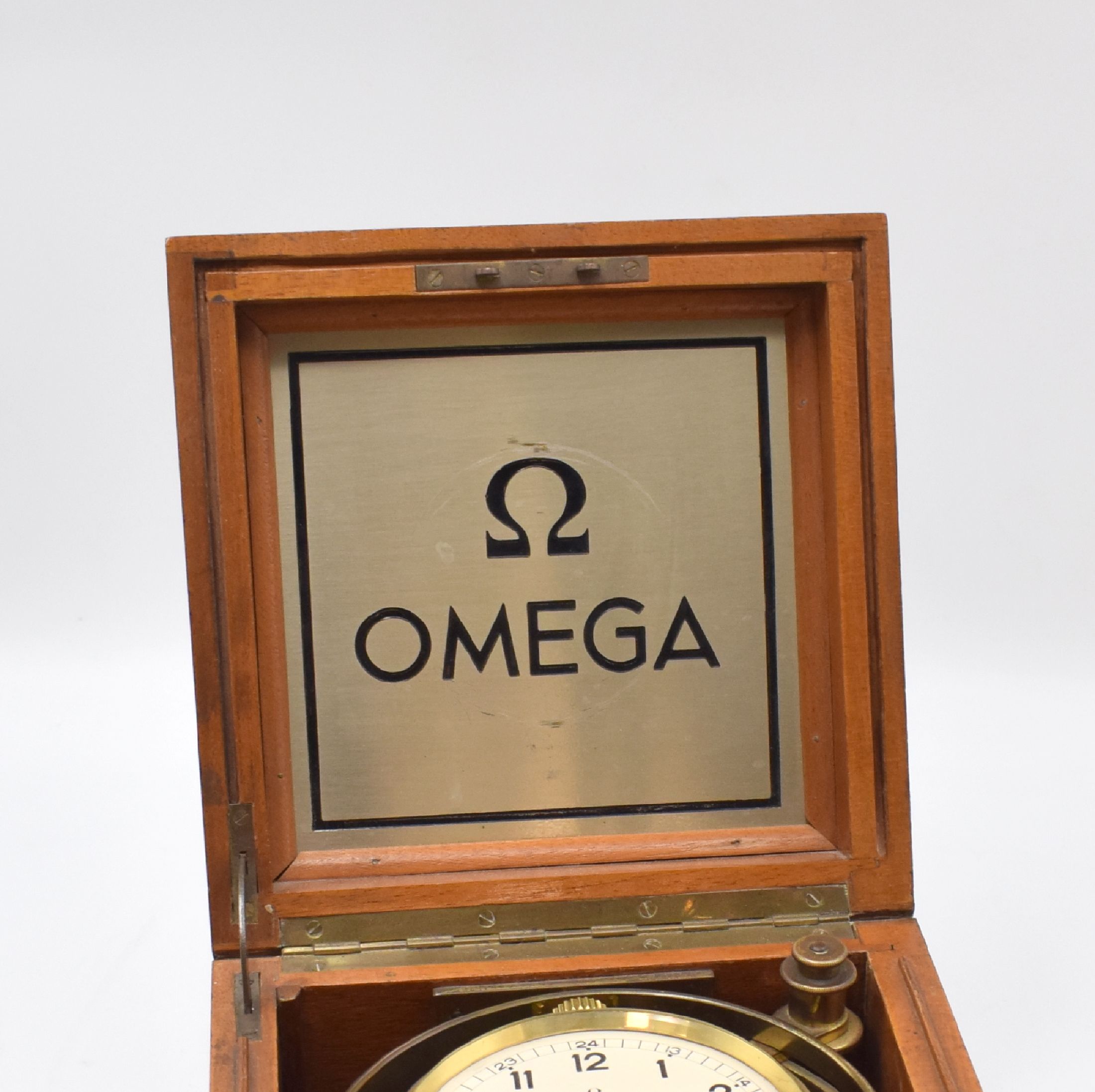 Detail b: OMEGA seltenes Bord-Chronometer mit 8-Tage- Werk, Schweiz um 1935, kardanisch aufgehängtes Messinggehäuse, versilbertes Zifferbl. m. abgesenkter ...