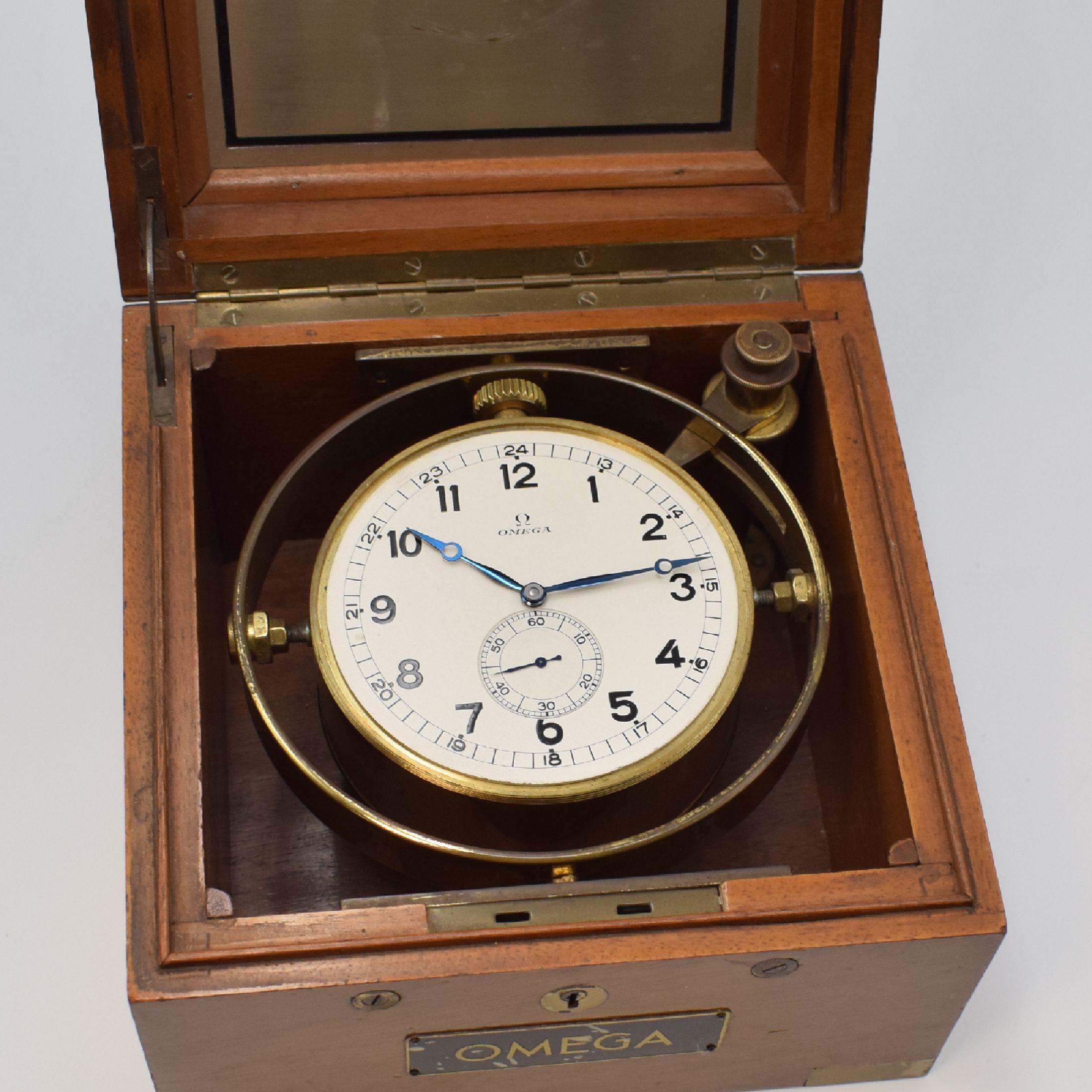 Detail c: OMEGA seltenes Bord-Chronometer mit 8-Tage- Werk, Schweiz um 1935, kardanisch aufgehängtes Messinggehäuse, versilbertes Zifferbl. m. abgesenkter ...