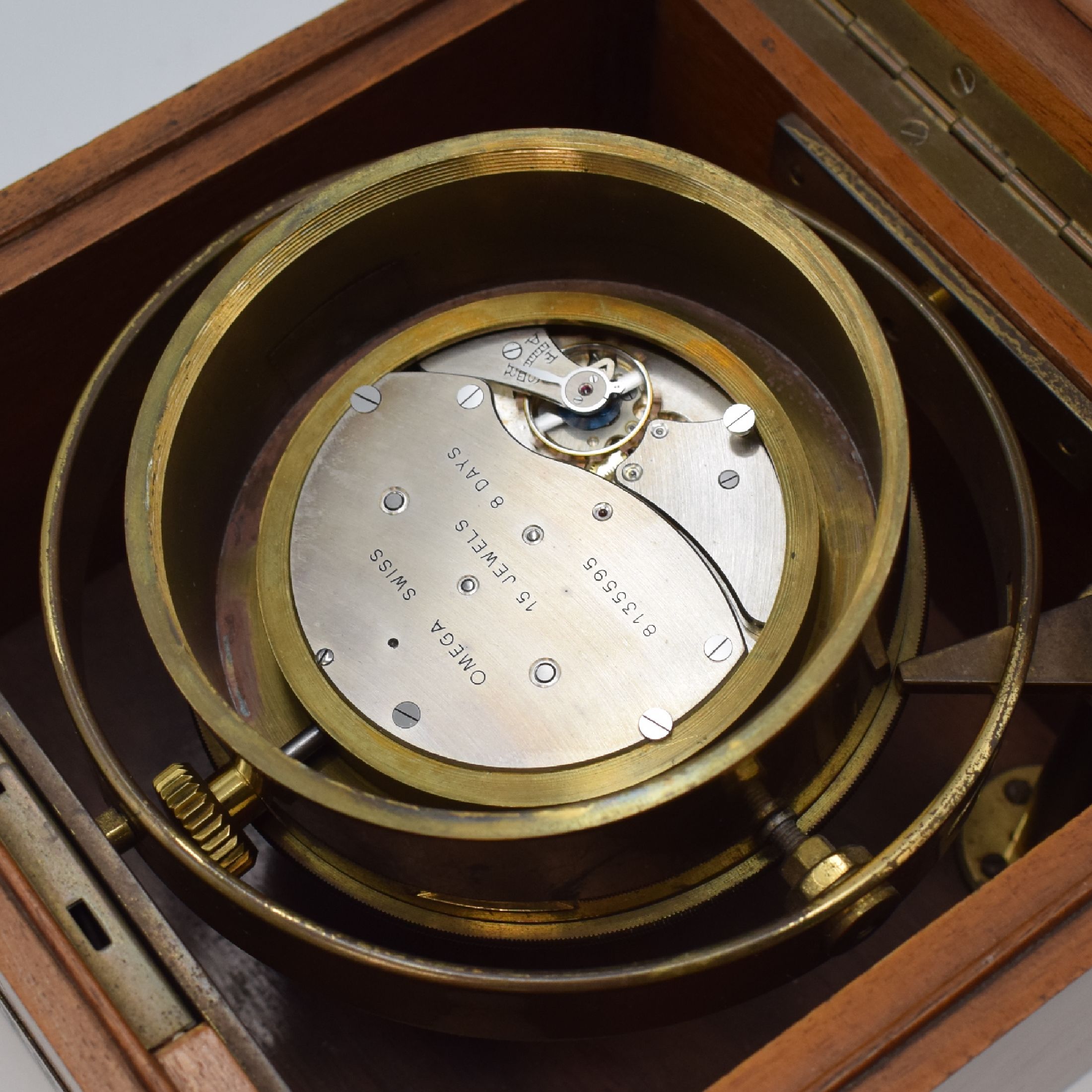 Detail d: OMEGA seltenes Bord-Chronometer mit 8-Tage- Werk, Schweiz um 1935, kardanisch aufgehängtes Messinggehäuse, versilbertes Zifferbl. m. abgesenkter ...