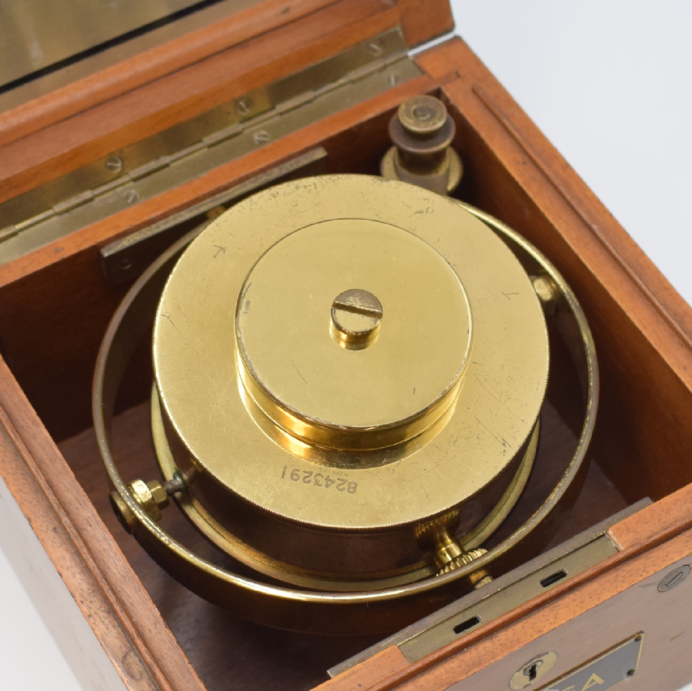 Detail e: OMEGA seltenes Bord-Chronometer mit 8-Tage- Werk, Schweiz um 1935, kardanisch aufgehängtes Messinggehäuse, versilbertes Zifferbl. m. abgesenkter ...