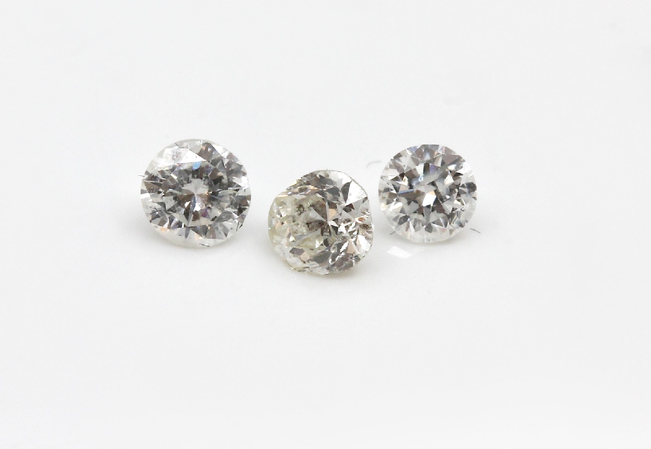 Lot 3 lose Diamanten, best. aus: 2 Brillanten und 1 Altschliffdiamant zus. 0.36 ct Weiß-l.get.Weiß/p