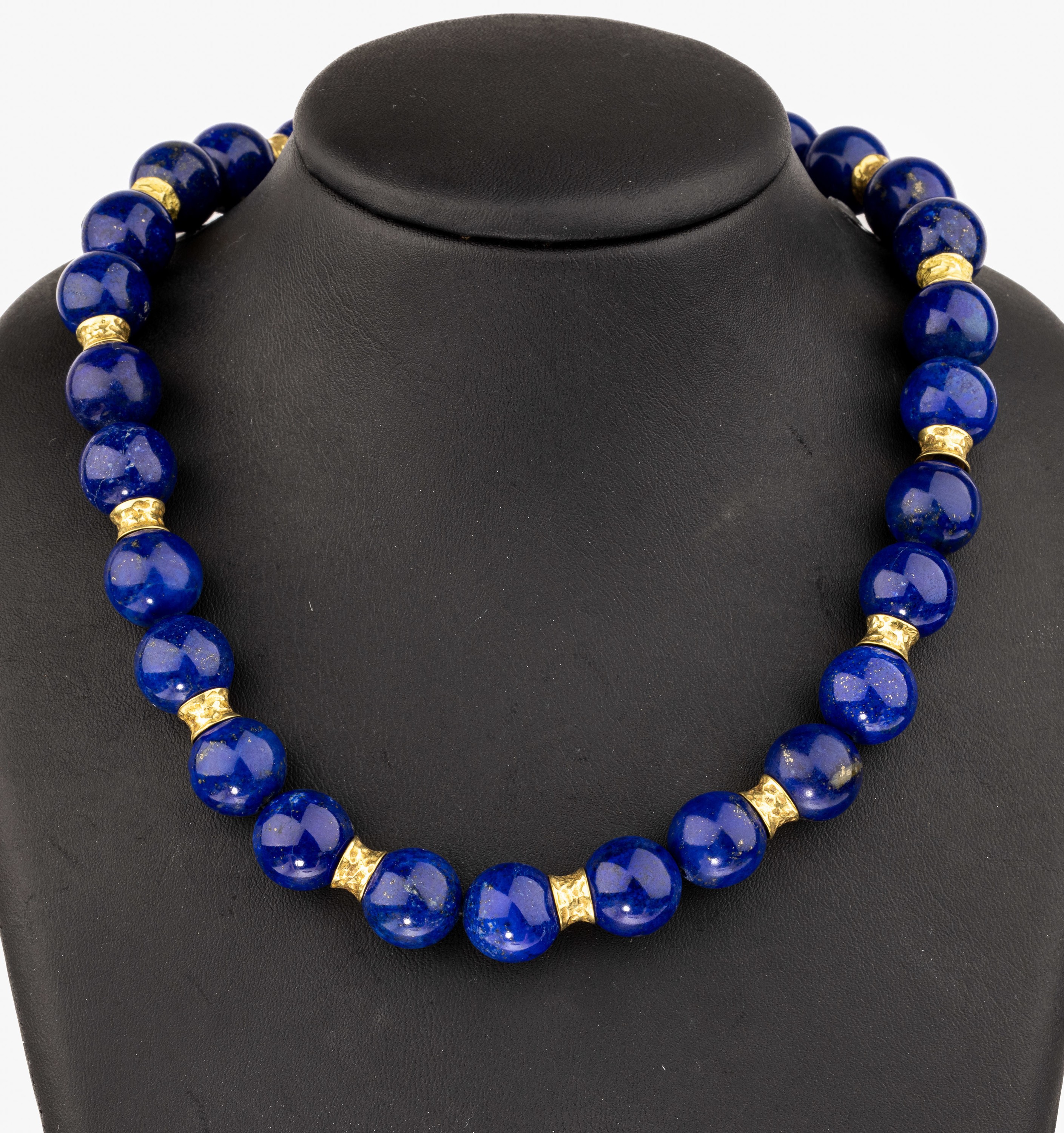 Detail a: 18 kt Gold Lapislazuli-Collier, GG 750/000,28 Lapislazuli-Kugeln, D. ca. 13.8 mm, Kugelschließe und Zwischenglieder GG, L. ca. 47.5 cm
