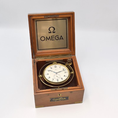 OMEGA seltenes Bord-Chronometer mit 8-Tage- Werk, Schweiz um 1935, kardanisch aufgehängtes Messinggehäuse, versilbertes Zifferbl. m. abgesenkter ...