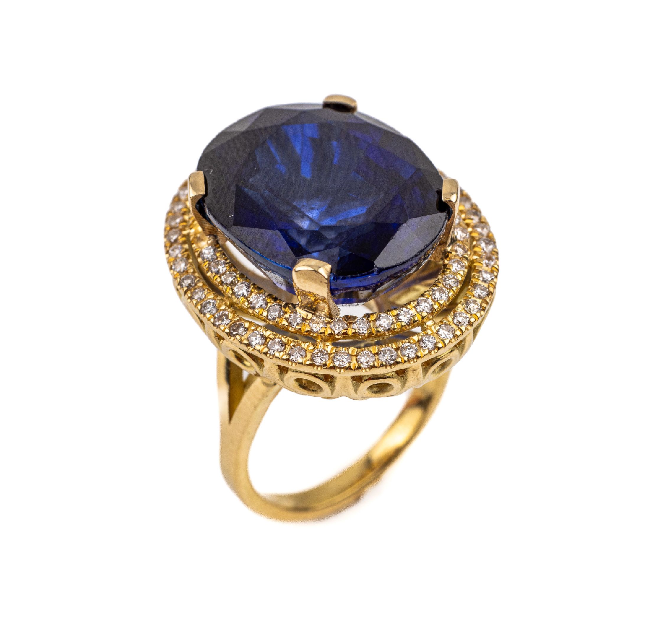 14 kt Gold Saphir-Brillant-Ring, GG 750/000, ovalfacett. Saphir ca. 28.8 ct (beh. oder Synthese, l. Kratzer), umgeben von Brillanten zus. ca. 1.0 ct ...