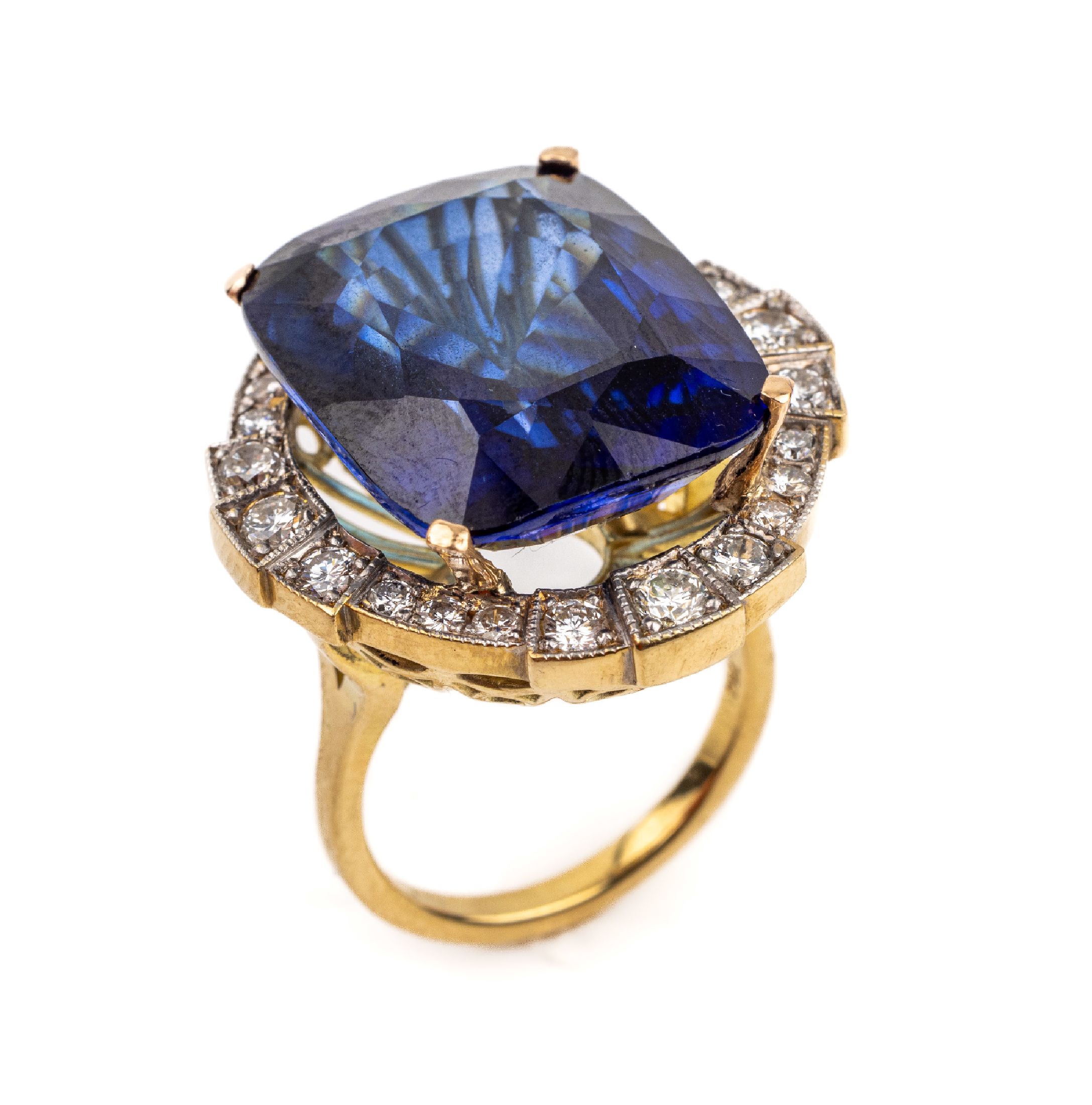 18 kt Gold Saphir-Brillant-Ring, GG/WG 750/000, facett. Saphir-Synthese ca. 41.1 ct, umgeben von 24 Brillanten zus. ca. 1.60 ct ...