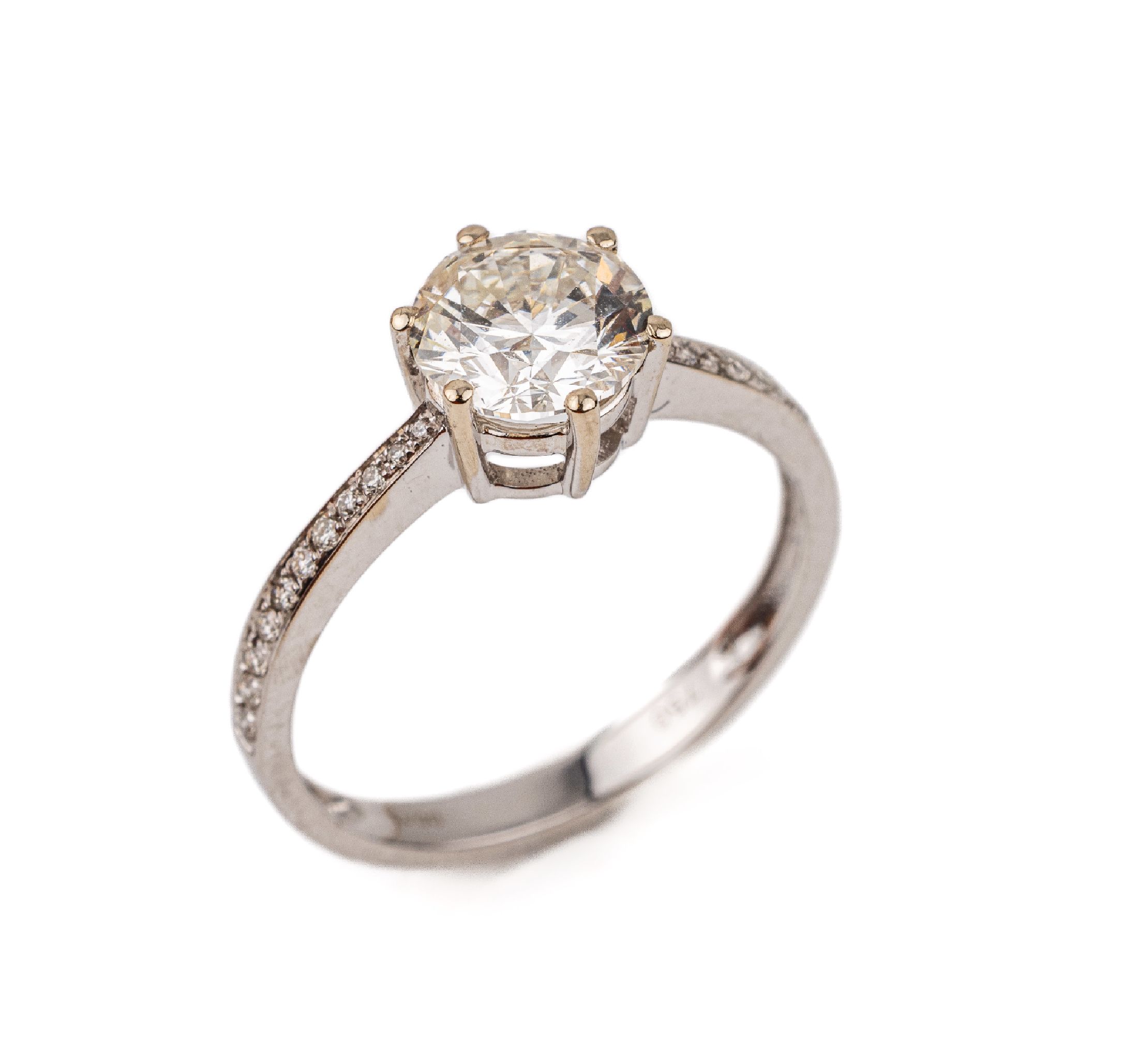 18 kt Gold Brillant-Ring, WG 750/000, mittig Brillant ca. 1.268 ct l.get.Weiß(I)/lr,Ringschultern mit 22 Brillanten zus. ca. 0.13 ct feines ...
