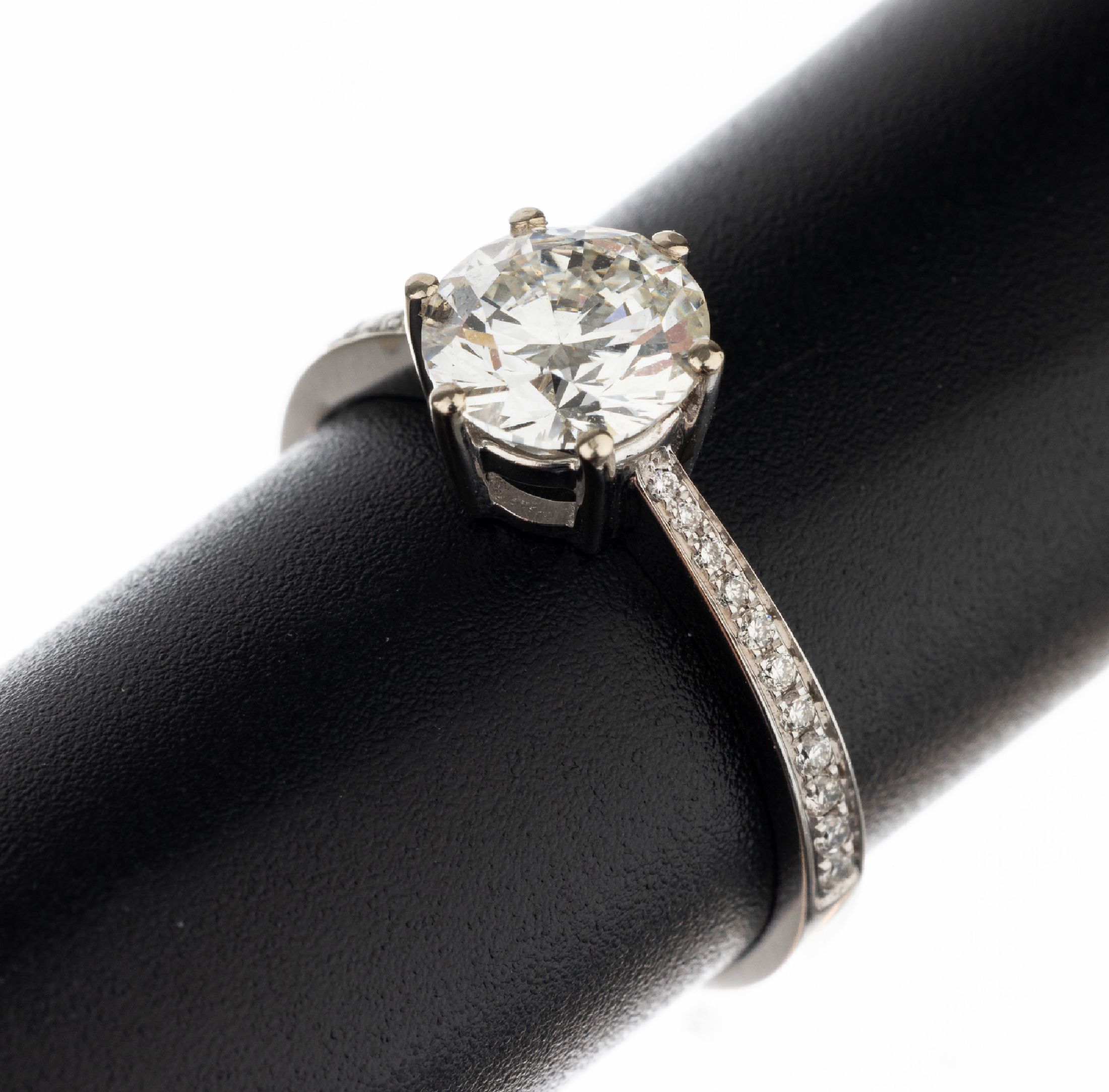 Detail a: 18 kt Gold Brillant-Ring, WG 750/000, mittig Brillant ca. 1.268 ct l.get.Weiß(I)/lr,Ringschultern mit 22 Brillanten zus. ca. 0.13 ct feines ...