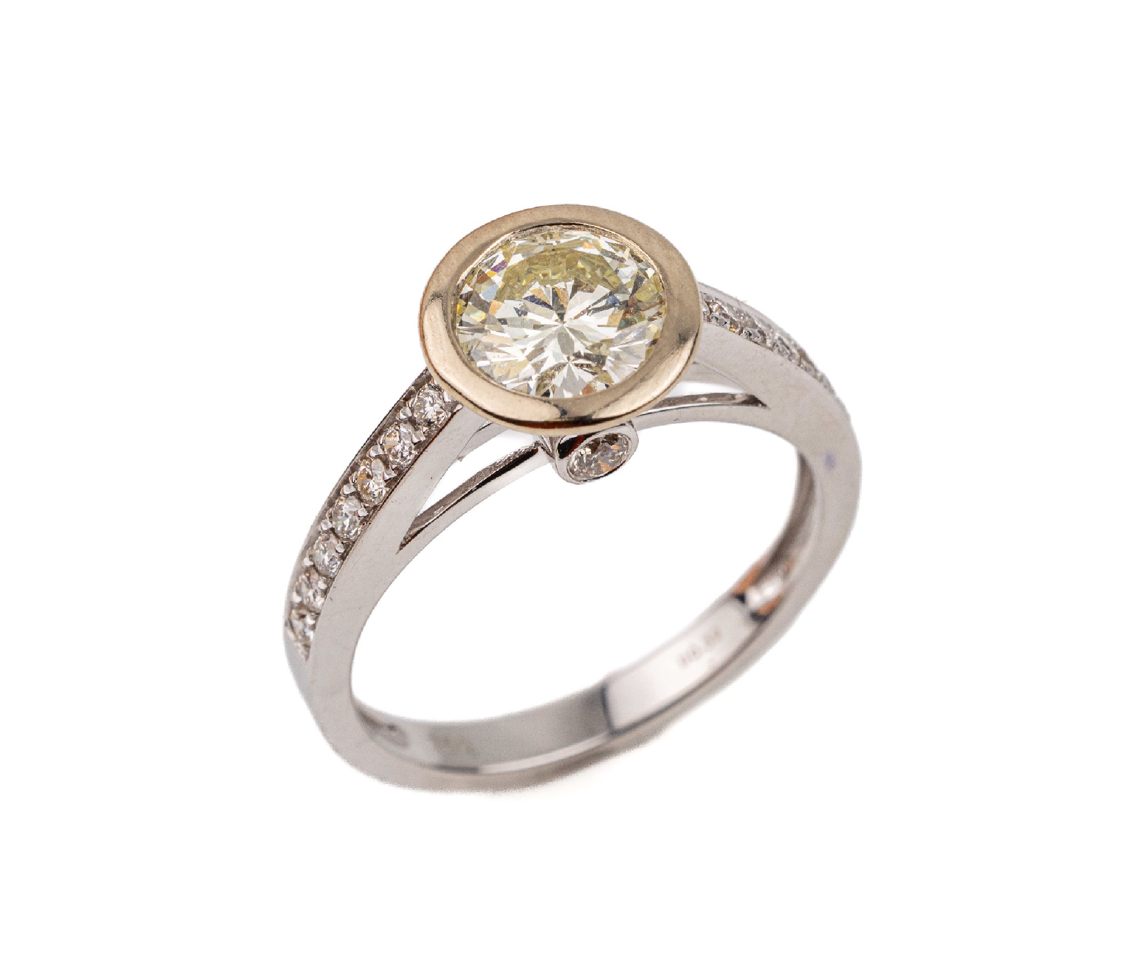 18 kt Gold Brillant-Ring, GG 750/000, mittig Brillant ca. 1.02 ct Getönt(N,O)/vs1, 26 weitere Brillanten zus. ca. 0.32 ct (grav.)feines ...