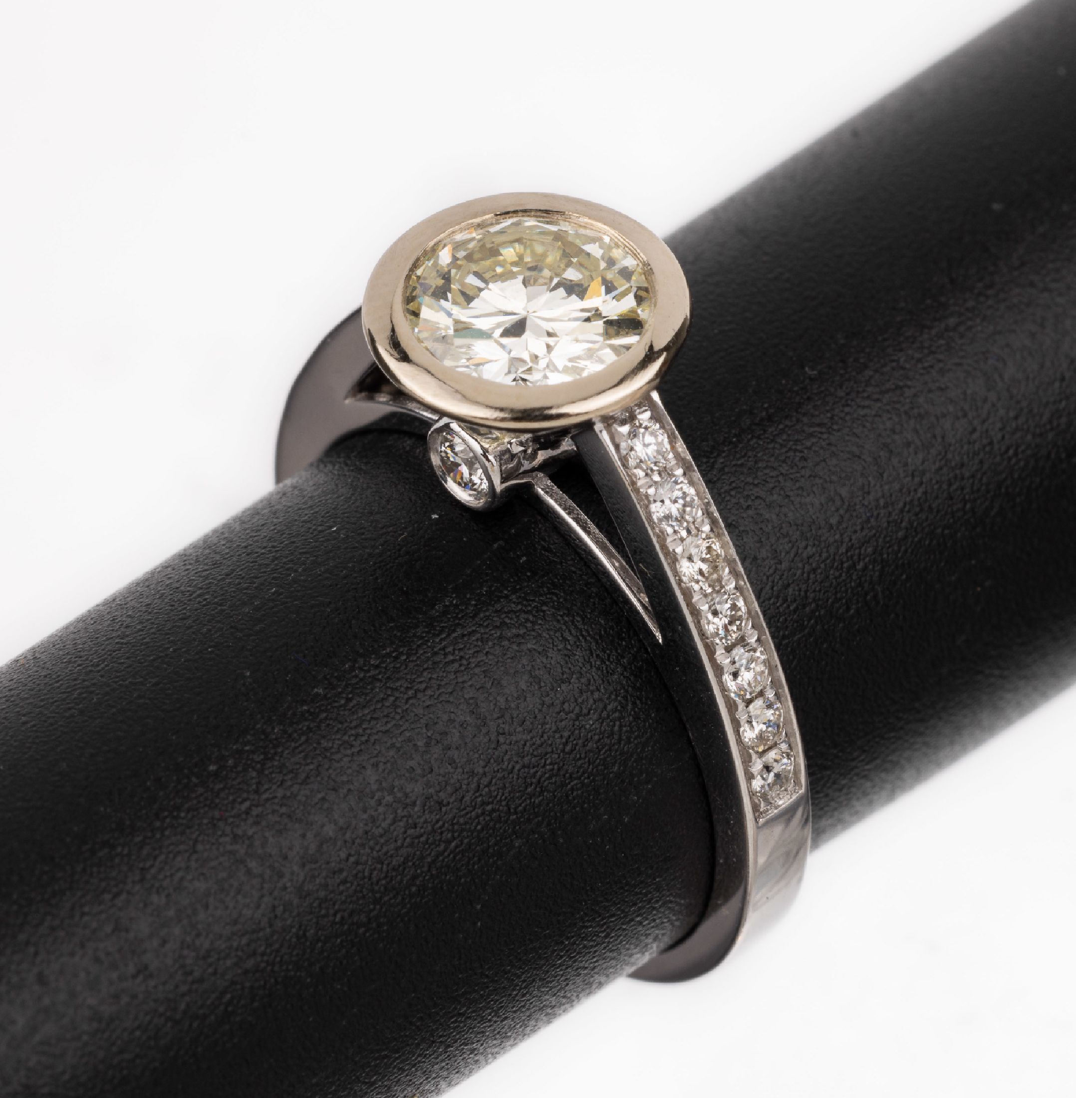 Detail a: 18 kt Gold Brillant-Ring, GG 750/000, mittig Brillant ca. 1.02 ct Getönt(N,O)/vs1, 26 weitere Brillanten zus. ca. 0.32 ct (grav.)feines ...