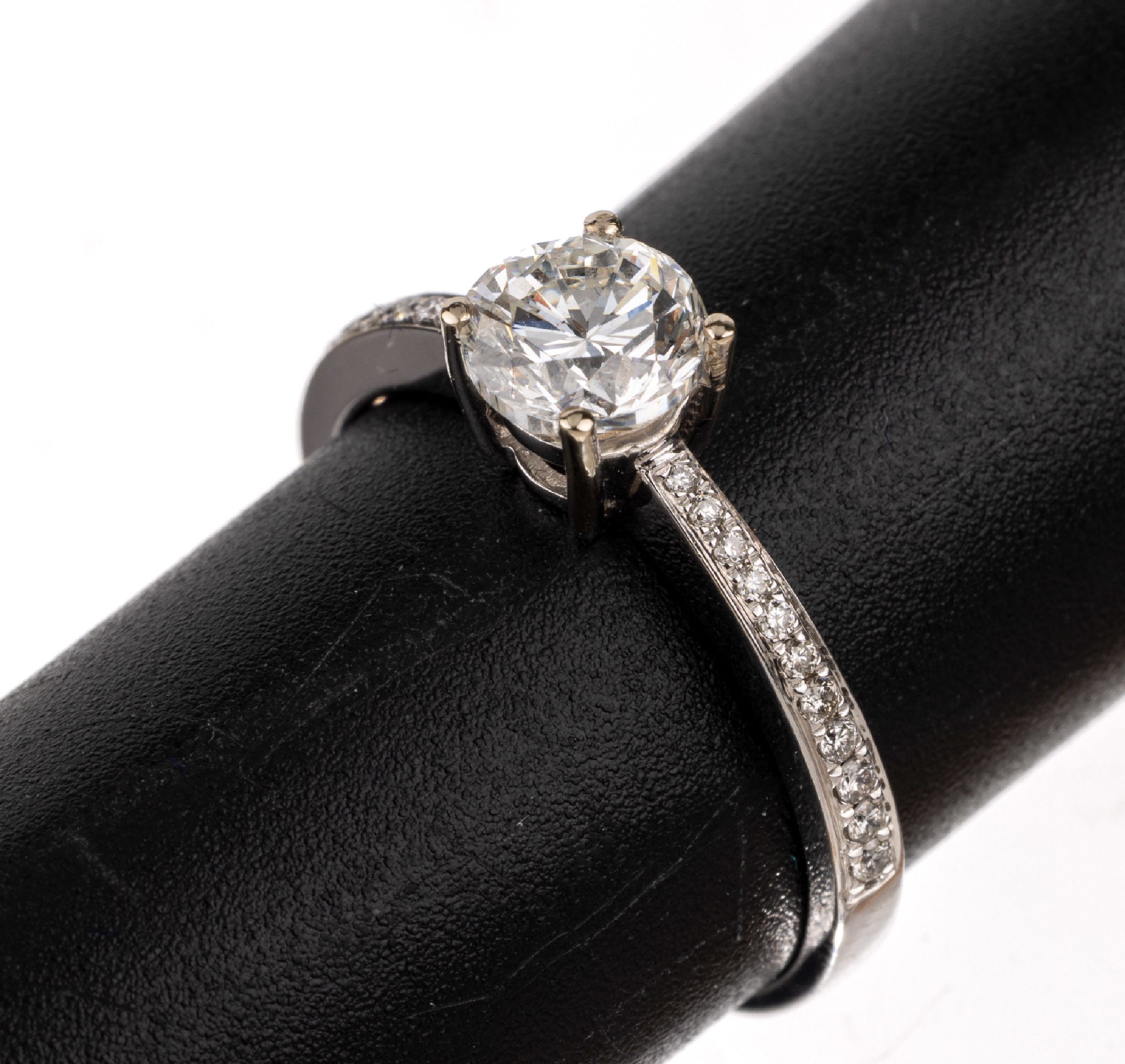 18 kt Gold Brillant-Ring, WG 750/000, mittig Brillant ca. 0.98 ct feines Weiß(G)/si1, Ringschultern mit 22 Brillanten zus. ca. 0.12 ct feines ...