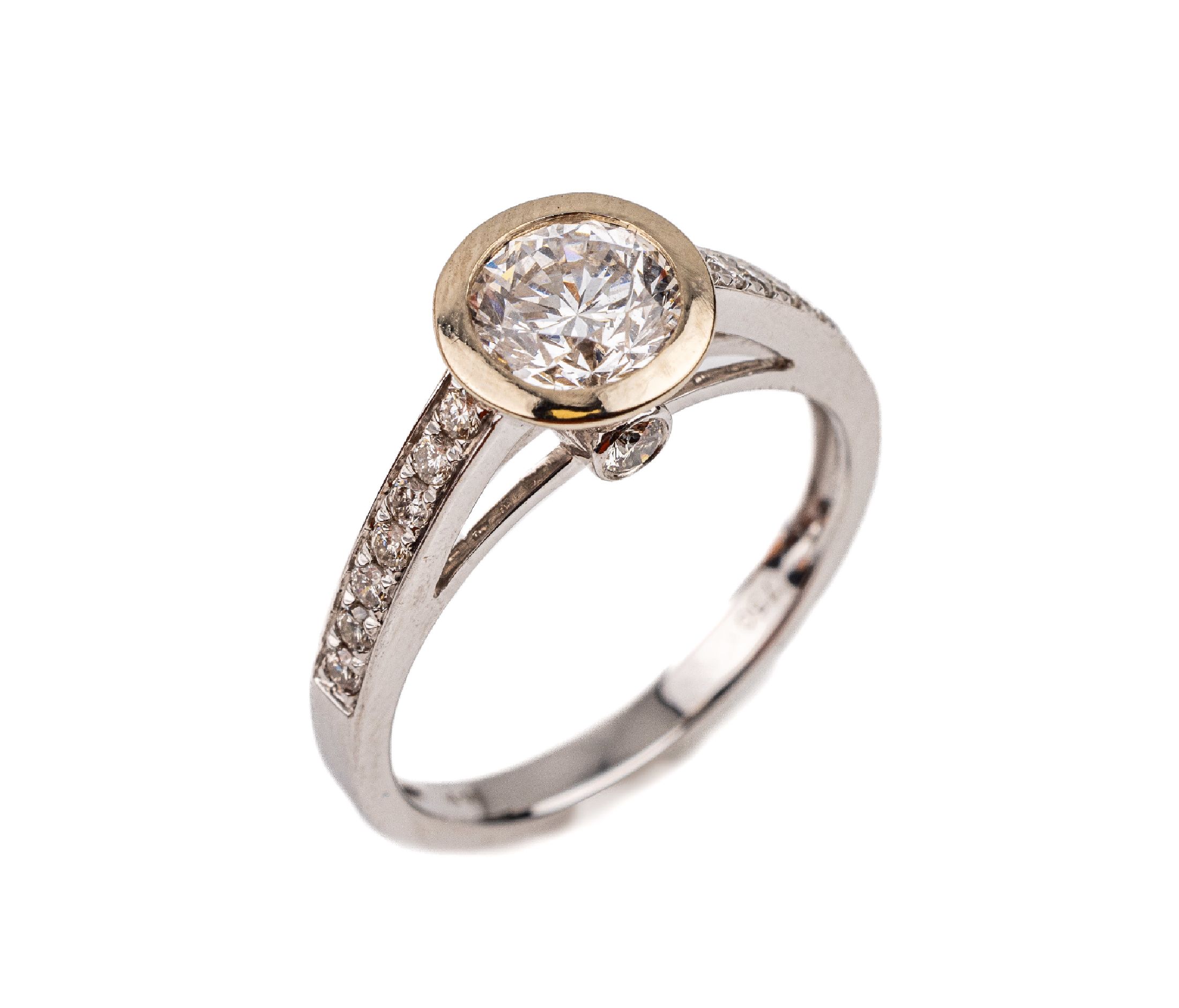 18 kt Gold Brillant-Ring, WG 750/000, mittig Brillant ca. 1.01 ct hochfeines Weiß+(D)/si2, 16 weiteren Brillanten zus. ca. 0.31 ct (grav.) feines ...