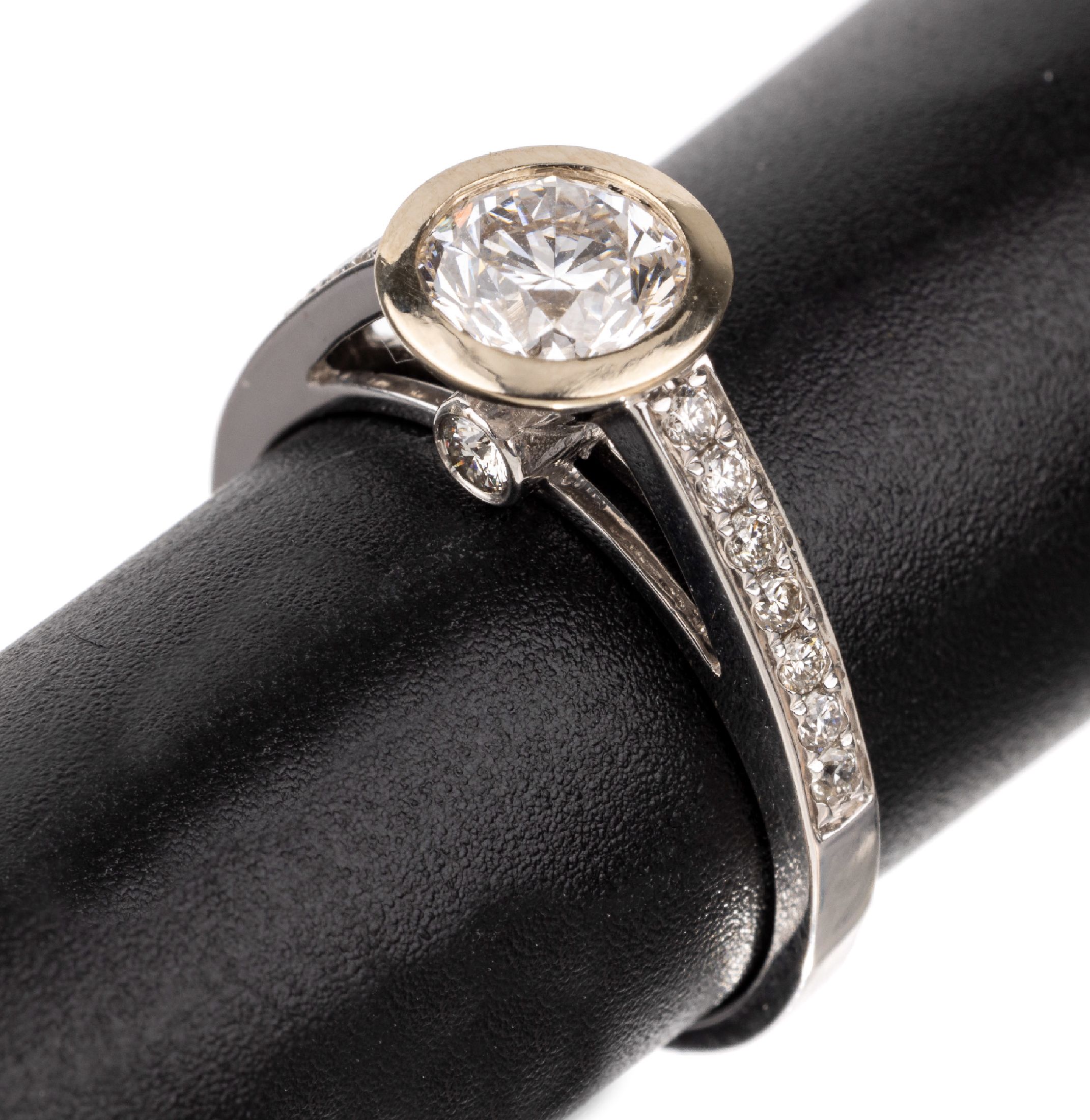 Detail a: 18 kt Gold Brillant-Ring, WG 750/000, mittig Brillant ca. 1.01 ct hochfeines Weiß+(D)/si2, 16 weiteren Brillanten zus. ca. 0.31 ct (grav.) feines ...