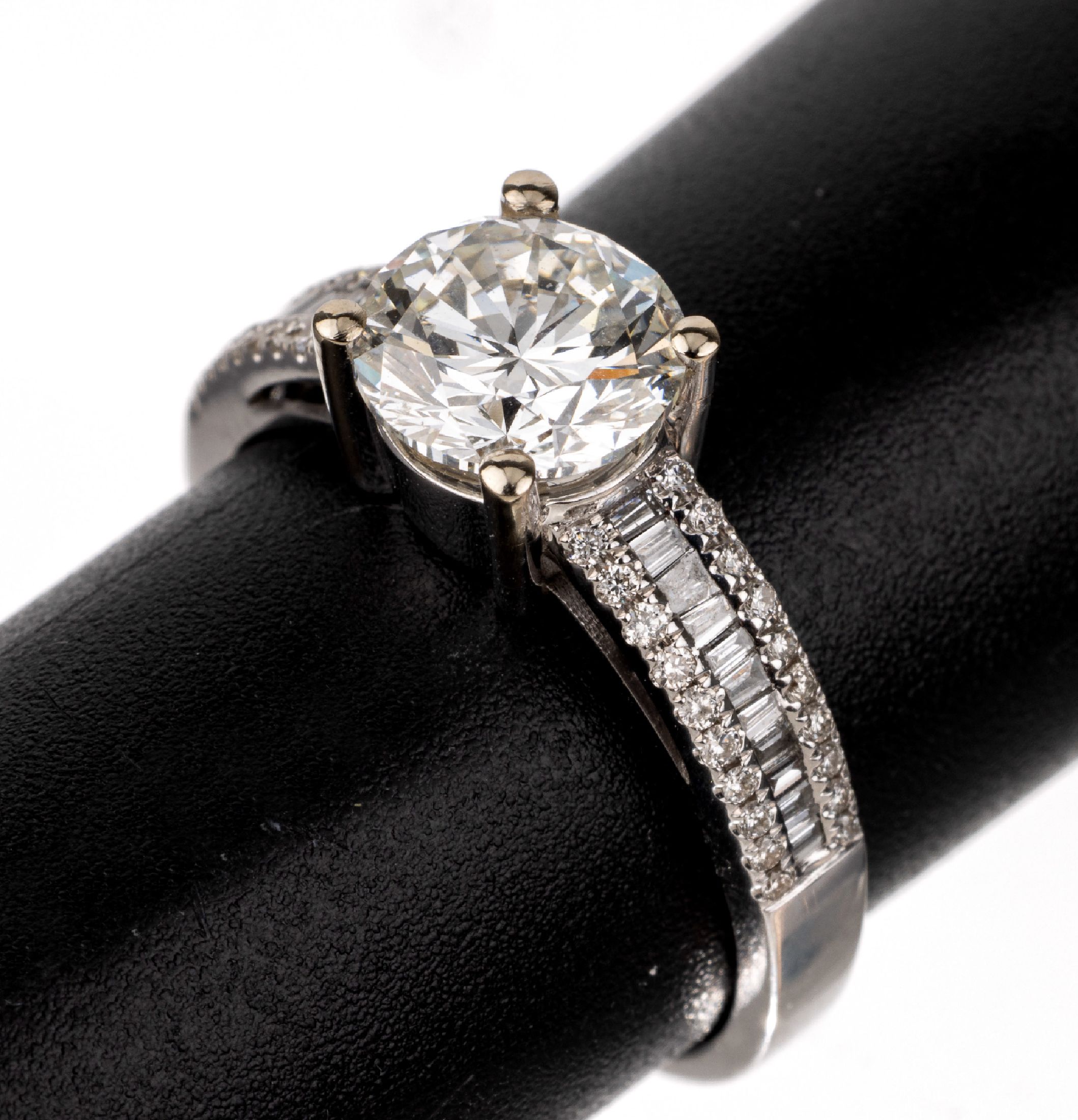 18 kt Gold Diamant-Ring, WG 750/000, mittigBrillant ca. 1.57 ct Weiß(H)/si2, 40 Brillanten und 24 Diamantbaguettes zus. ca. 0.32 ct feines ...