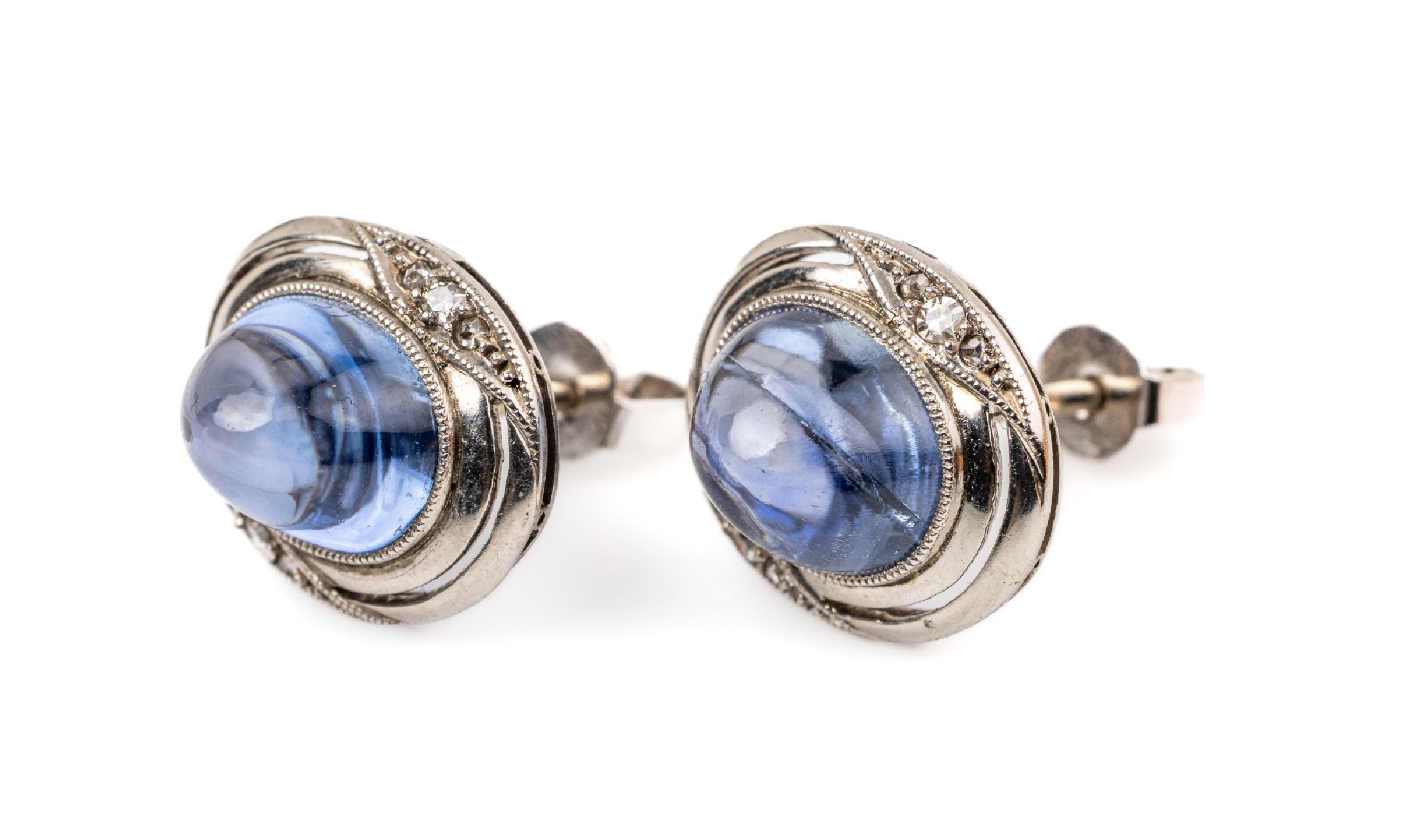 Paar Platin Saphir-Diamant-Ohrstecker, Pt gepr., um 1920, 2 Saphir-Cabochons zus. ca. 3.0 ct, 12 8/8-Diamanten und Diamantrosen zus.ca. 0.10 ct ...