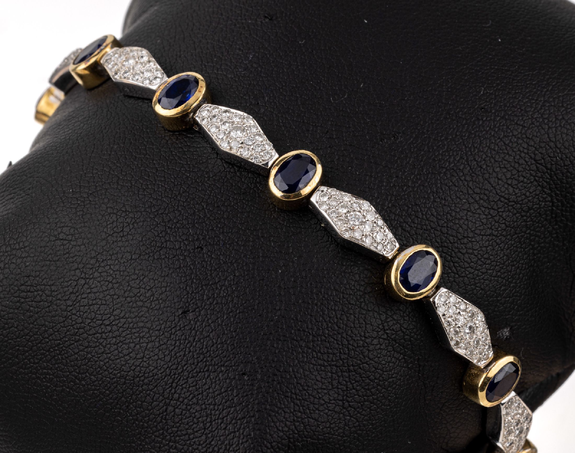 18 kt Gold Brillant-Saphir-Armband, GG/WG 750/000, WG-Glieder mit 231 Brillanten zus. ca. 4.00 ct feines Weiß-Weiß/vs-si, 11 in GG gefasste ...