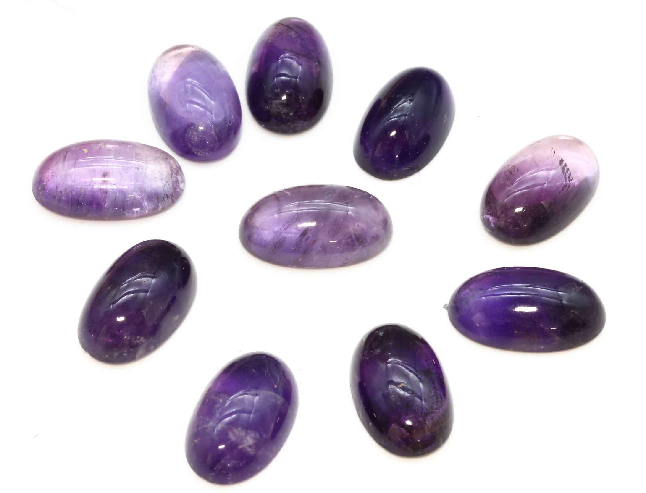 Lot lose Amethyste, ovale Cabochons in versch. Farbnuancen, ca. 490 ct, z.T. min. besch.