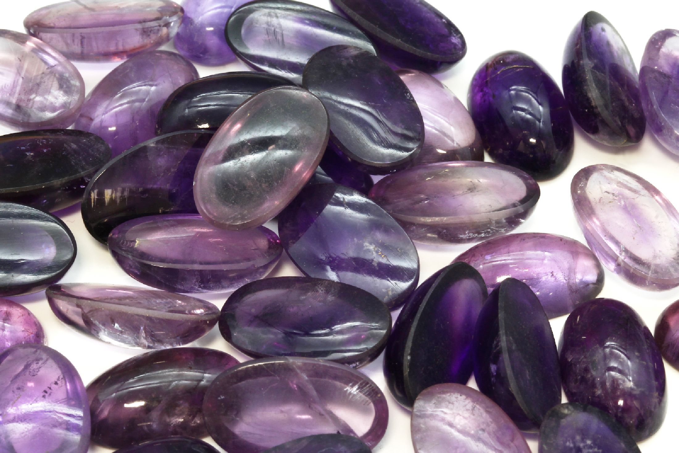 Detail a: Lot lose Amethyste, ovale Cabochons in versch. Farbnuancen, ca. 490 ct, z.T. min. besch.