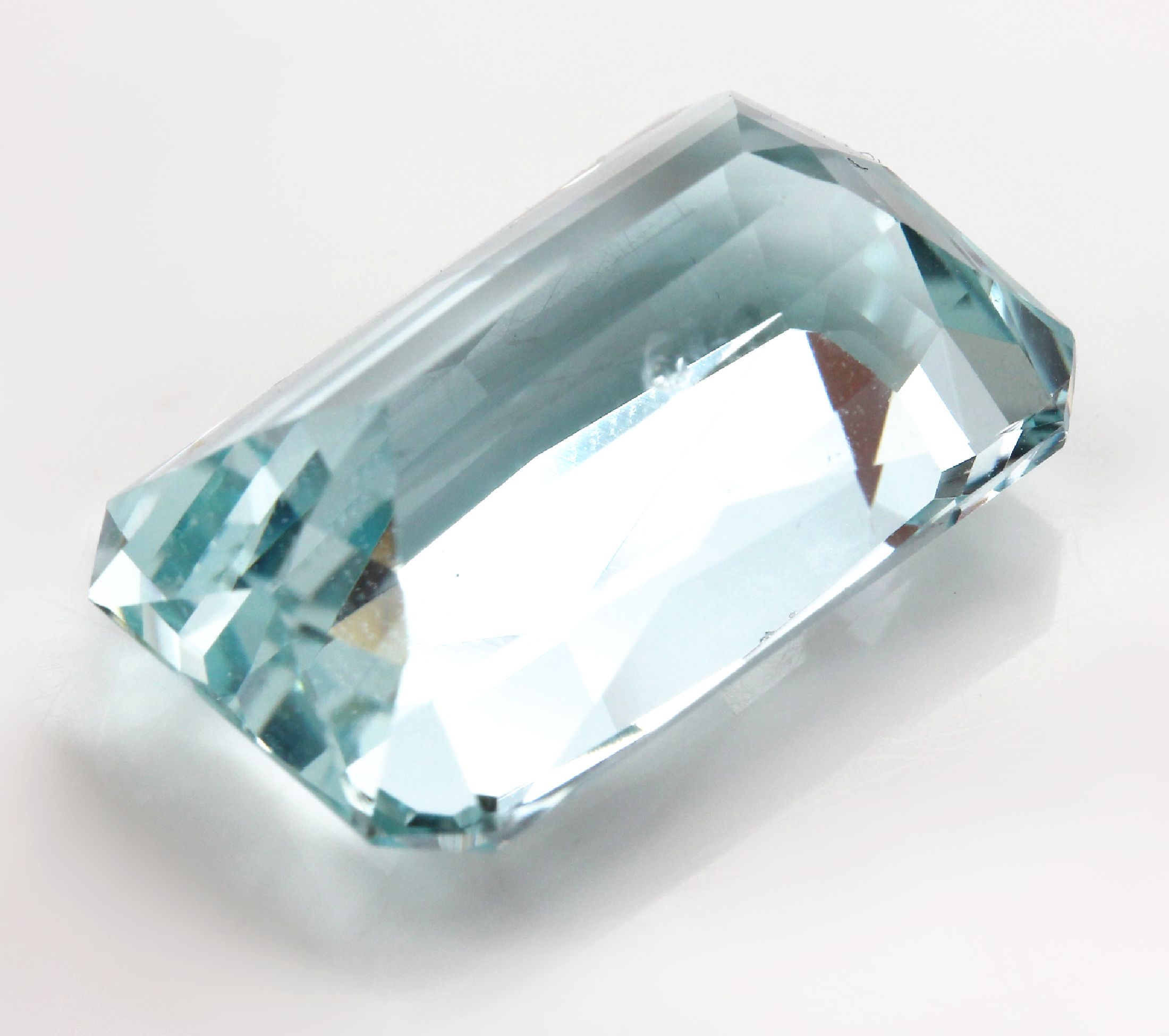 Detail a: Loser Aquamarin, ca. 24.87 ct, Treppenschliff