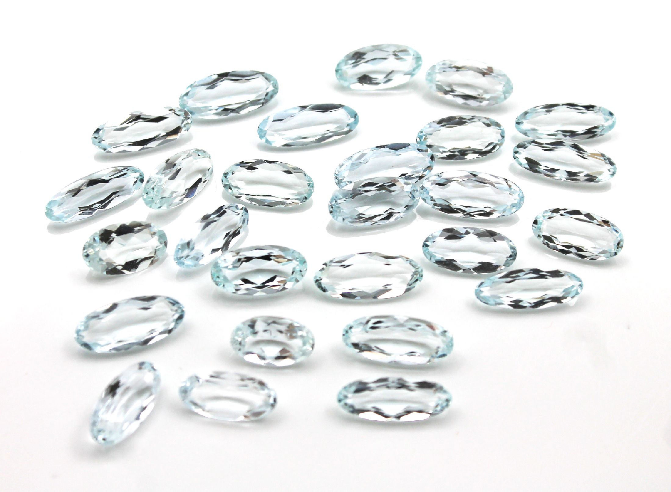 Detail a: Lot lose Aquamarine, ca. 72.91 ct, ovalfacett.