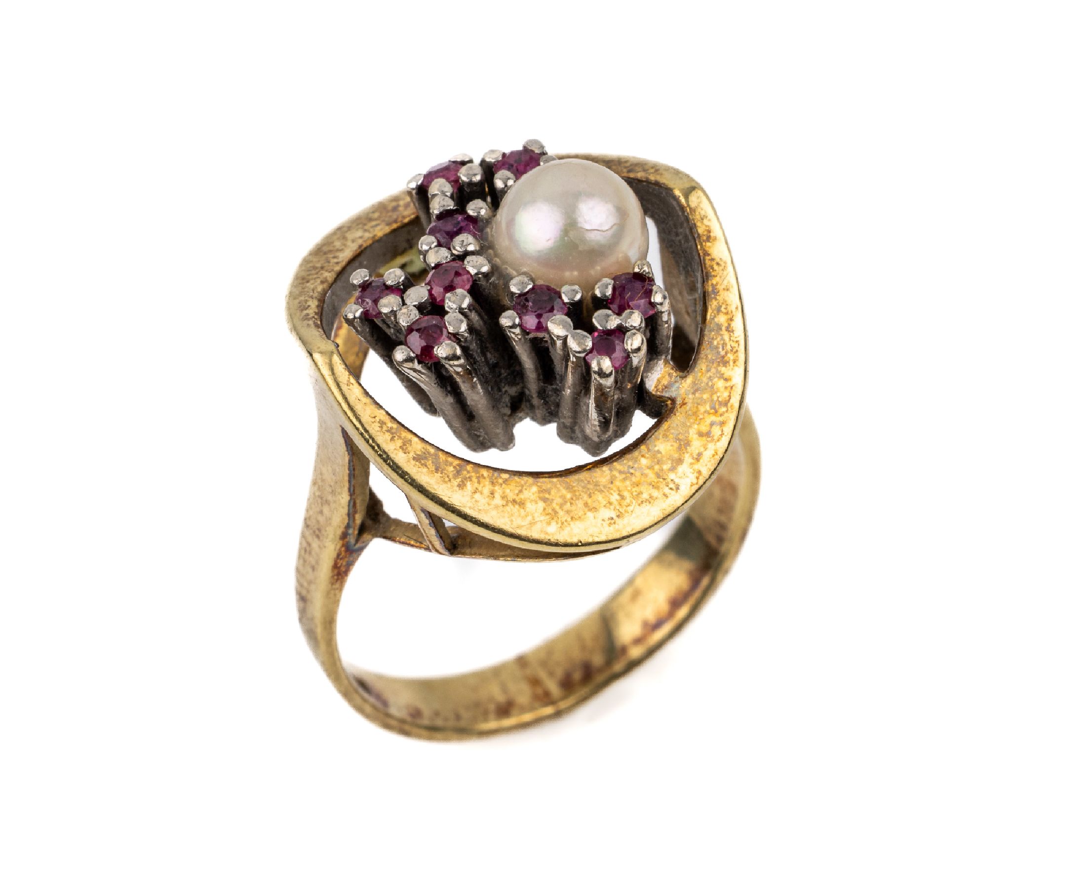 14 kt Gold Rubin-Perl-Ring, GG/WG 585/000, 1950er Jahre, 9 kl. rundfacett. Rubine, 1 Akoyazuchtperle, RW 52, ca. 7.5 g
