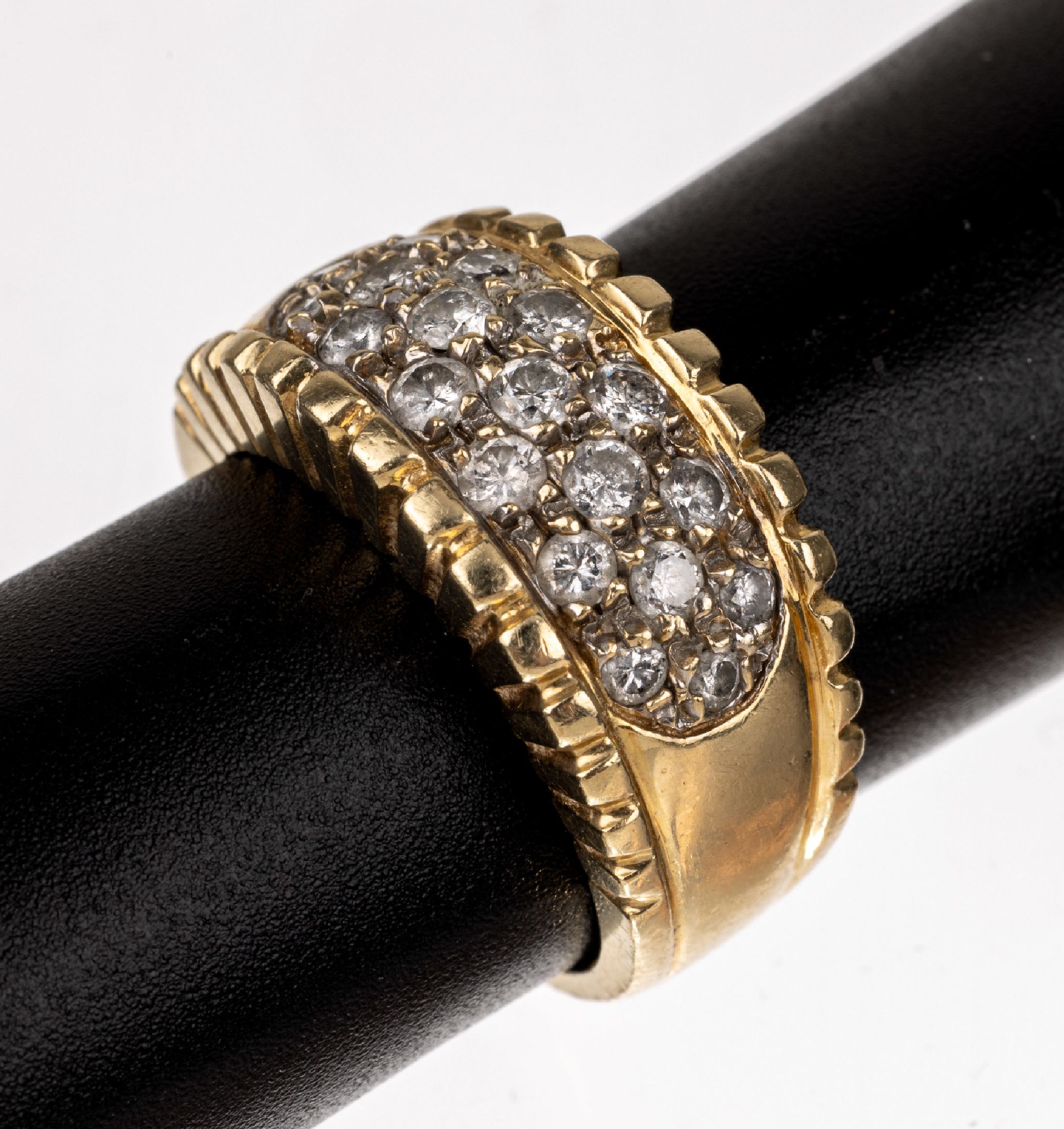 14 kt Gold Brillant-Ring, GG 585/000, 19 Brillanten zus. ca. 1.50 ct Weiß-l.get.Weiß/si-p, RW 56, ca. 9.1 g