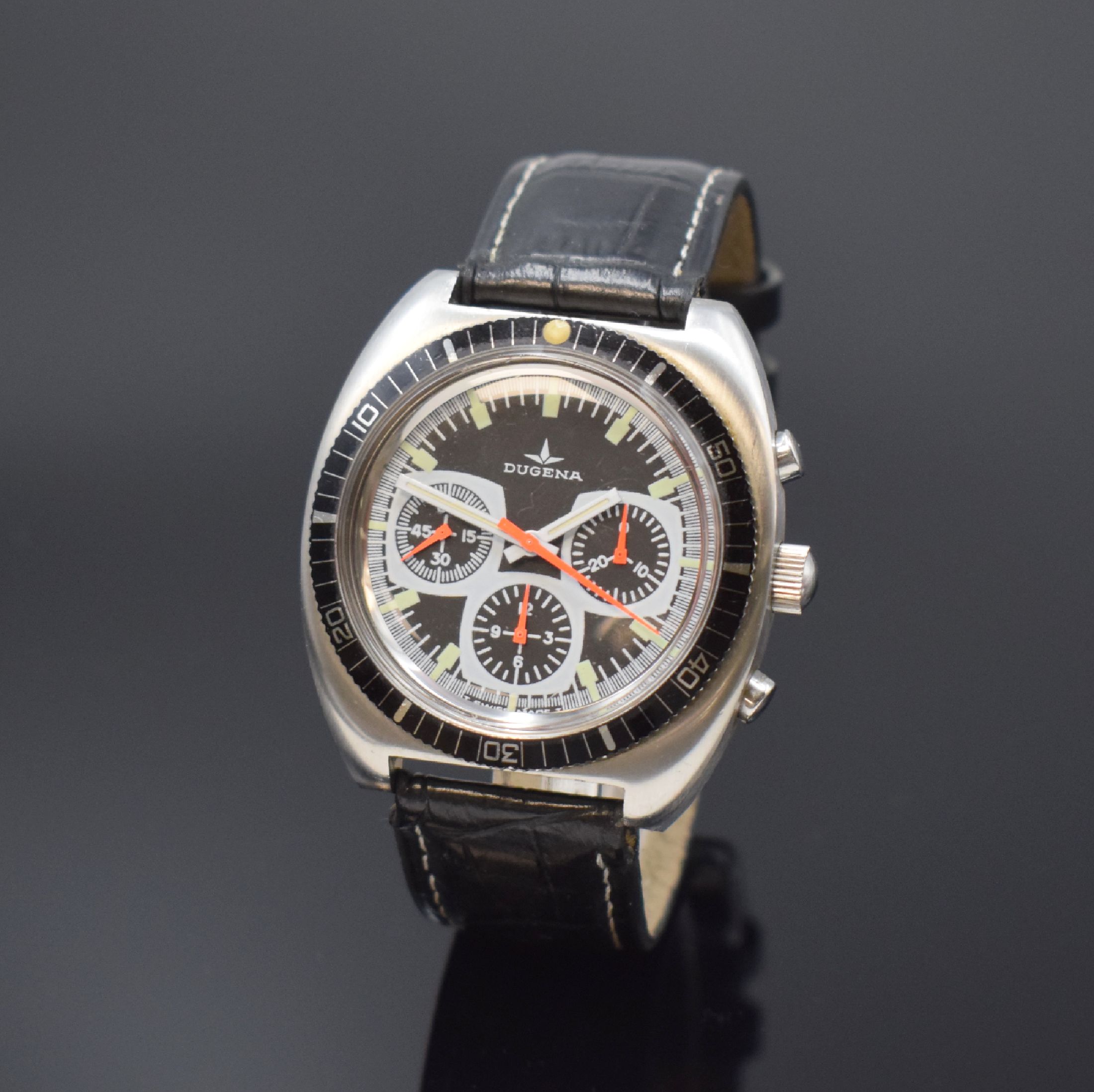 DUGENA Armbandchronograph Referenz 157, Handaufzug, Schweiz um 1970, Edelstahlgeh., Boden verschr., Lünette m. 60er Teilung beids. drehb., schwarzes ...