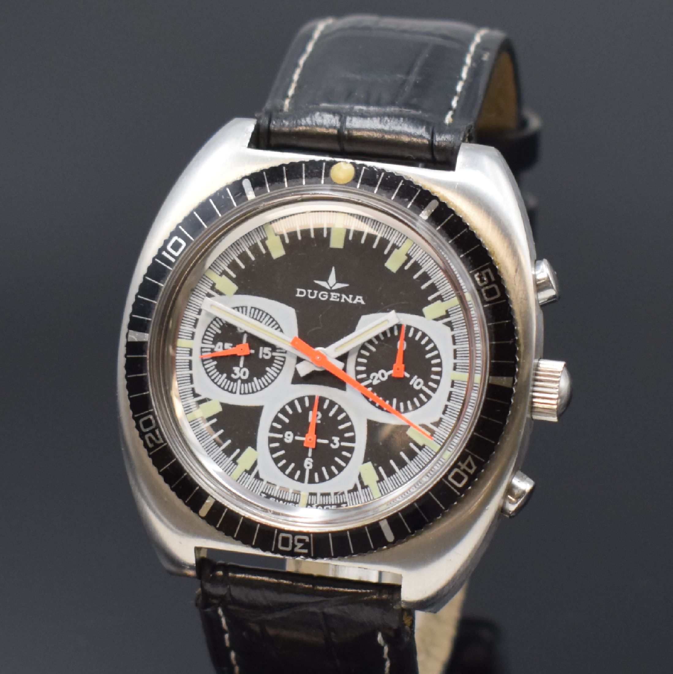 Detail a: DUGENA Armbandchronograph Referenz 157, Handaufzug, Schweiz um 1970, Edelstahlgeh., Boden verschr., Lünette m. 60er Teilung beids. drehb., schwarzes ...