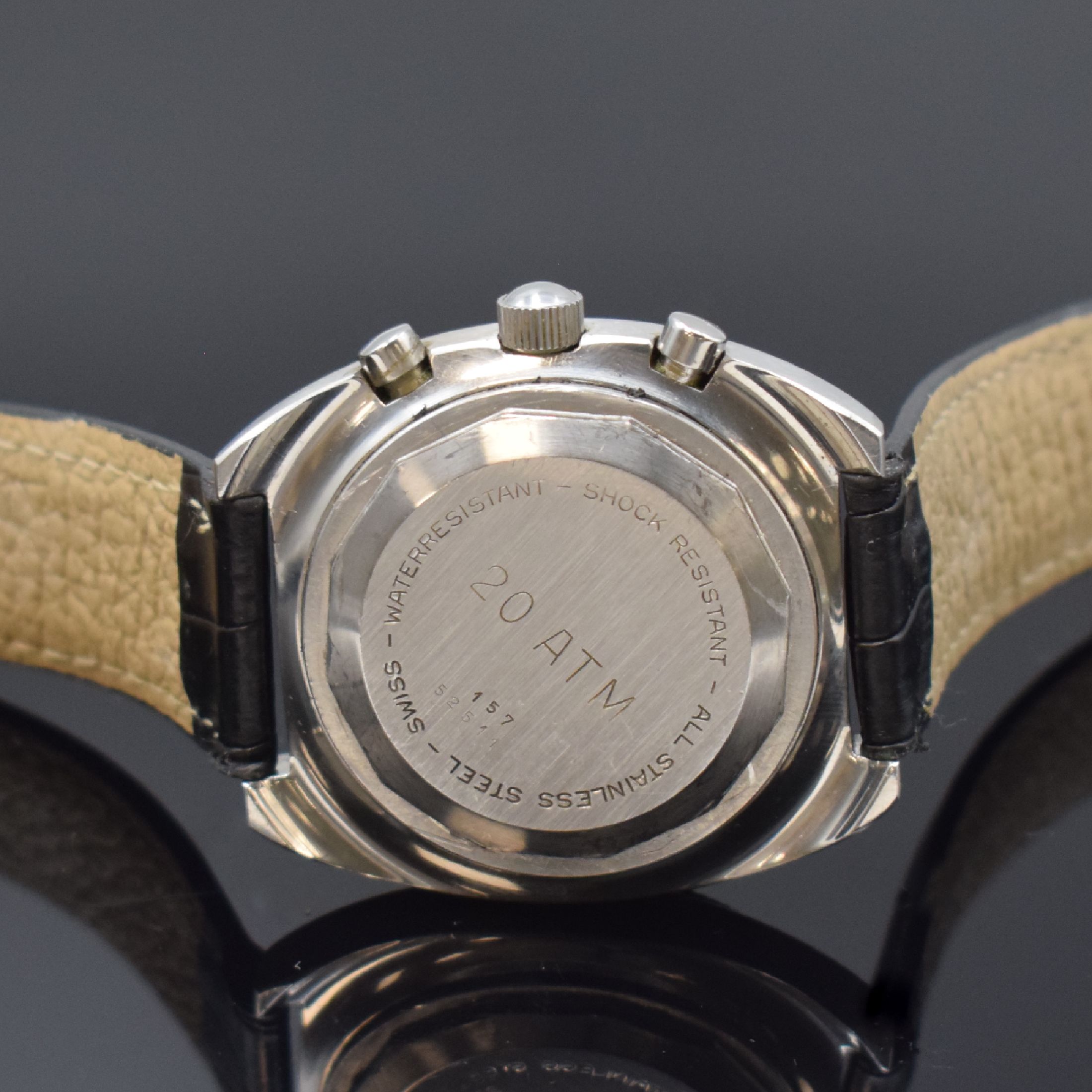 Detail c: DUGENA Armbandchronograph Referenz 157, Handaufzug, Schweiz um 1970, Edelstahlgeh., Boden verschr., Lünette m. 60er Teilung beids. drehb., schwarzes ...