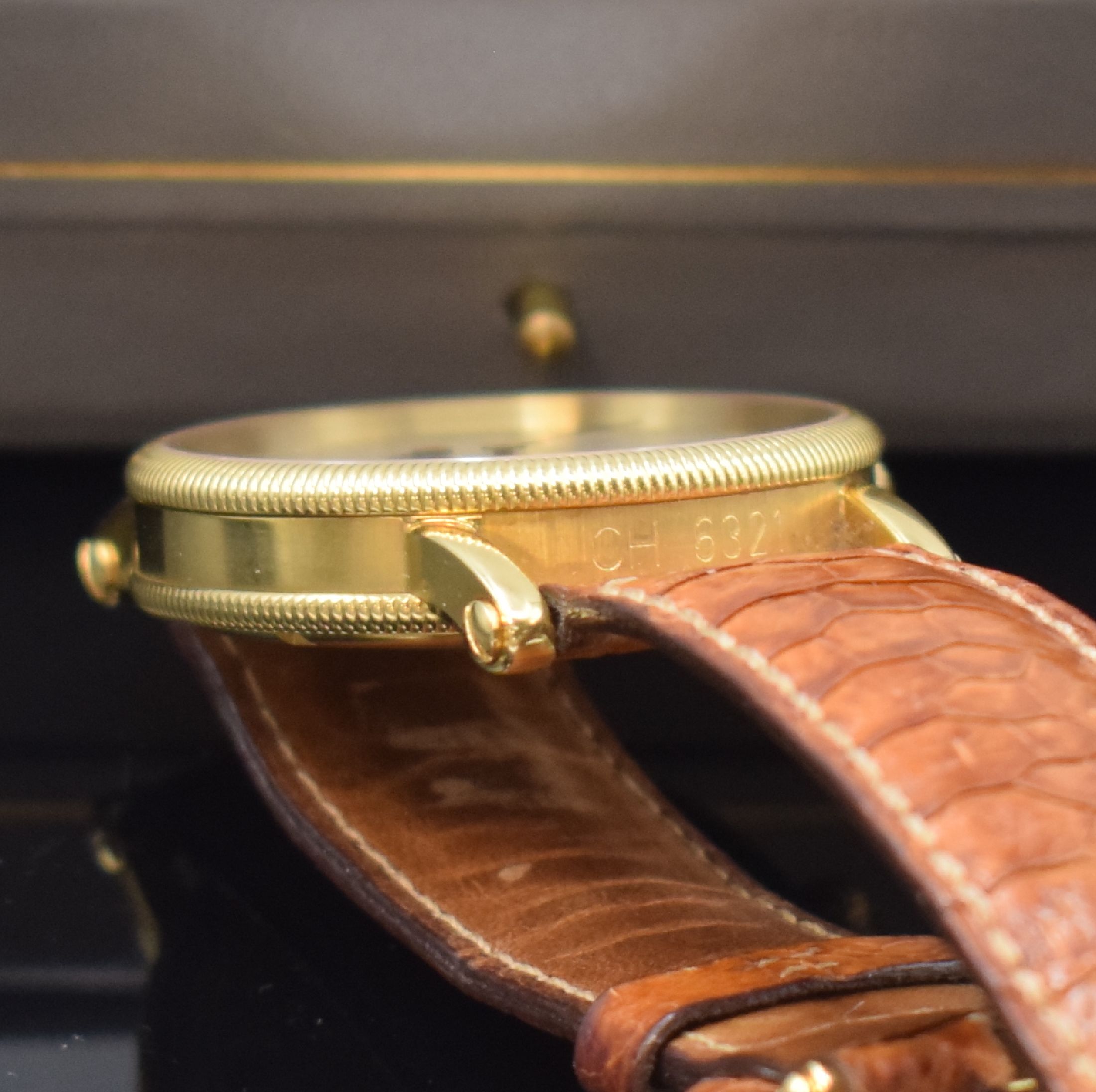 Detail d: CHRONOSWISS seltene Herrenarmbanduhr Regulateur Nr. 008 Referenz CH 6321, Handaufzug, Schweiz um 1987, massiv GG 750/000 inkl. orig. Lederband m. ...