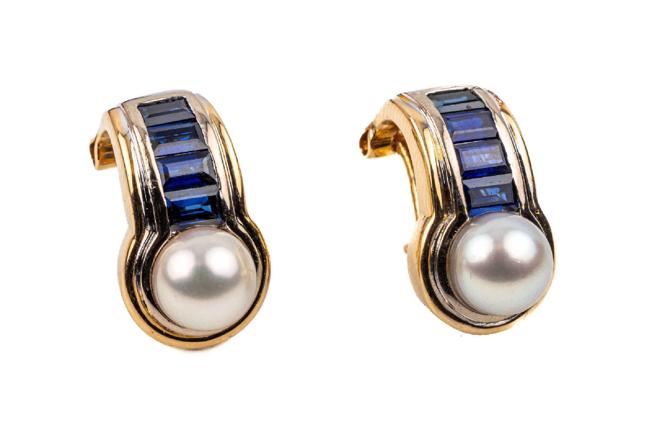 Paar 18 kt Gold Saphir-Zuchtperl-Ohrstecker, GG 750/000, 8 Saphir-Baguettes zus. ca. 0.80 ct, 2 Zuchtperlen D. ca. 7 mm, Clipsbrisuren, ca. 12.9 g, ...