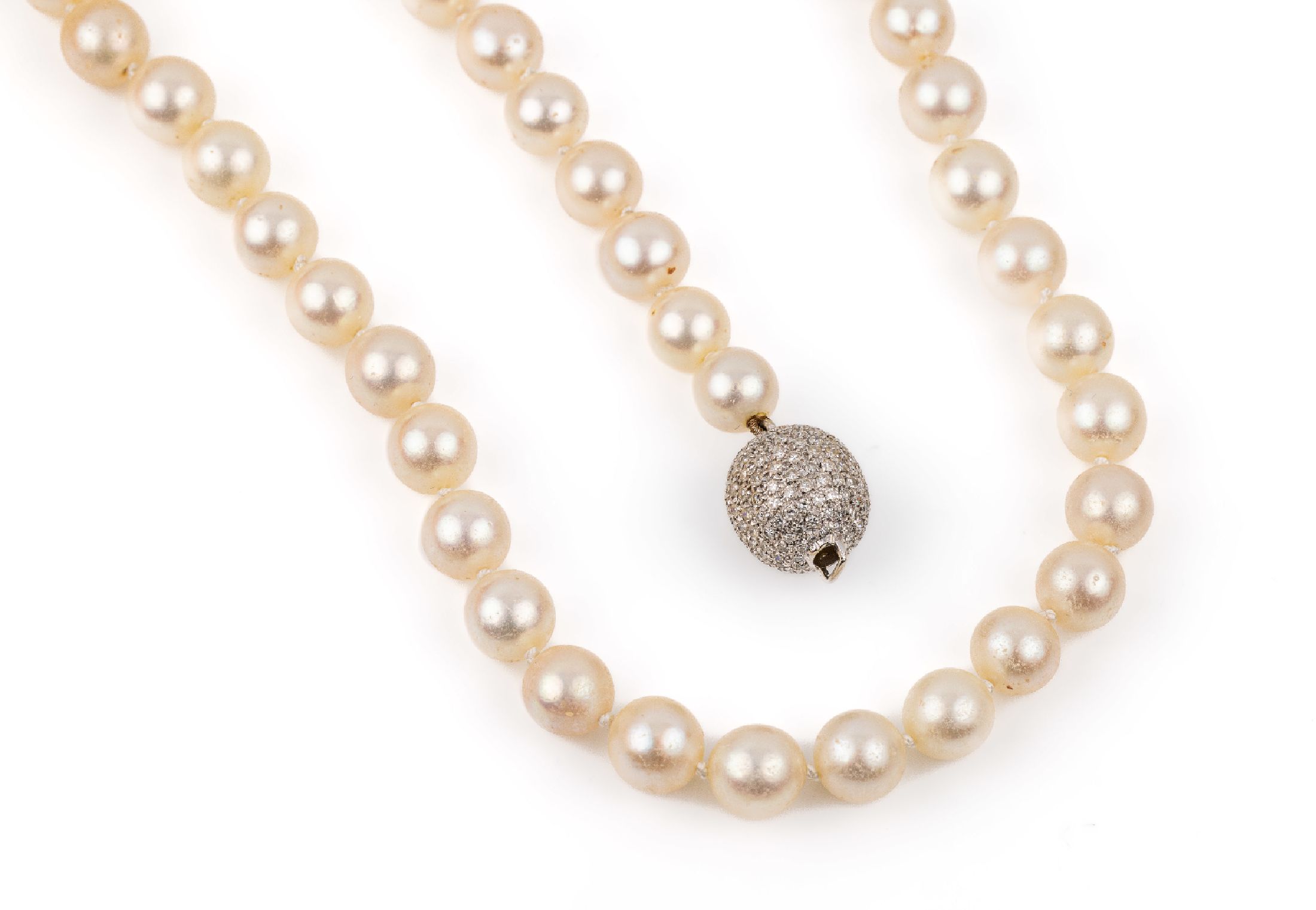 Akoja-Zuchtperlkette mit 18 kt Gold Brillant- Schließe, WG 750/000, Kugelform, 41 Zucht- perlen Durchm. ca. 8.5 mm, Kugelschließe rundum bes. mit ...