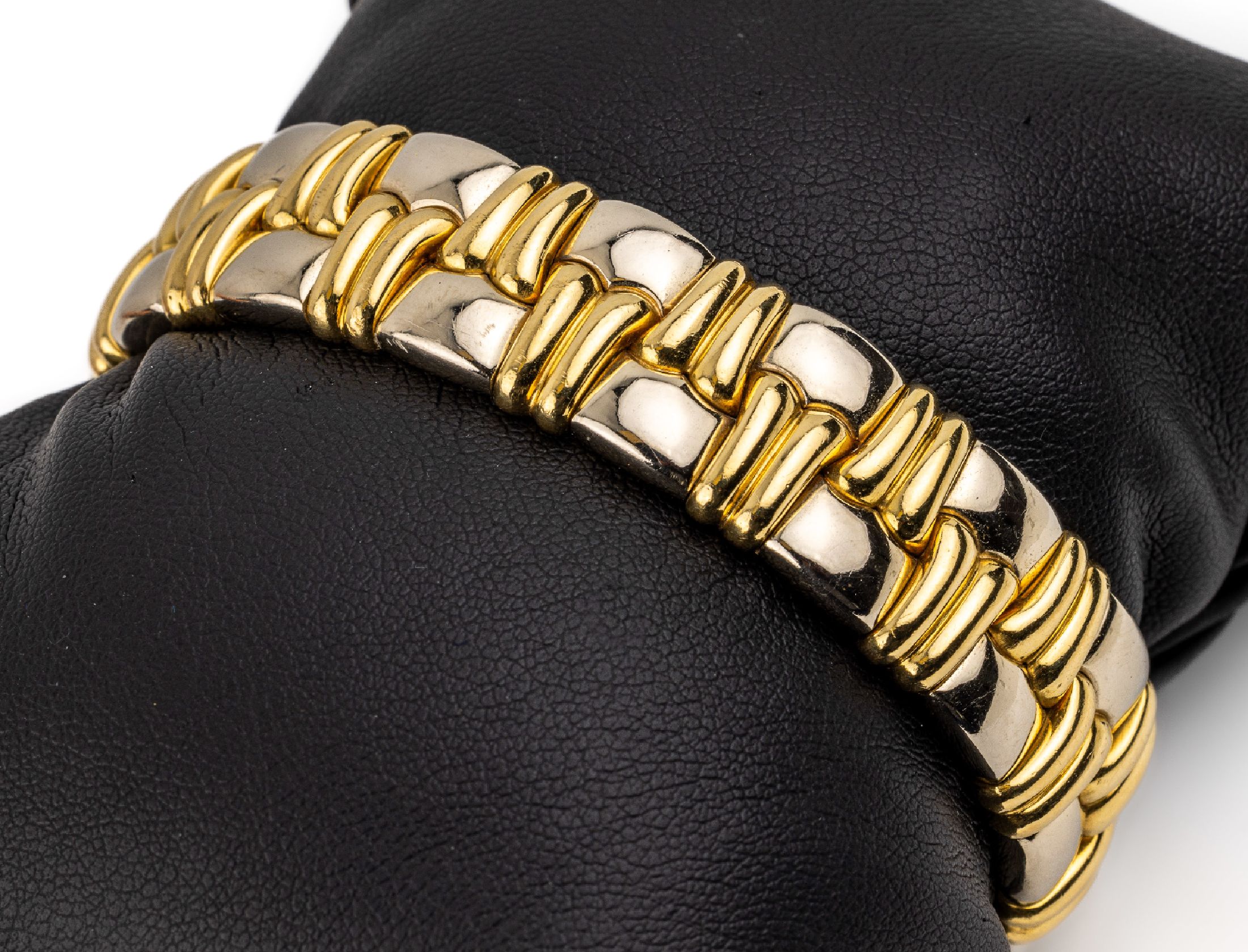 18 kt Gold Armspange, GG/WG 750/000, flexibel mit Innenspange gearbeitet, ca. 92.6 g, ca. 6 x 5 cm