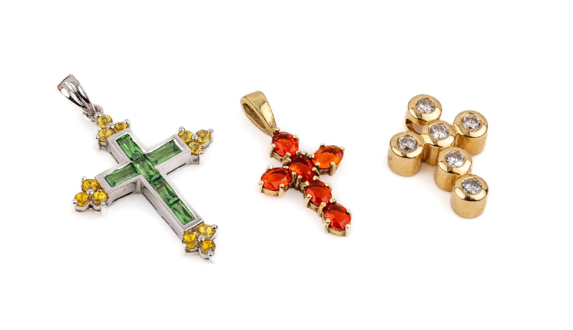 Konvolut 3 Gold Kreuzanhänger, 1 x GG 585/ 000, 6 Brillanten zus. ca. 0.22 ct (grav.) Weiß/p, 1 x GG 585/000, 6 ovalfacett. Feuer- opale zus. ca. ...