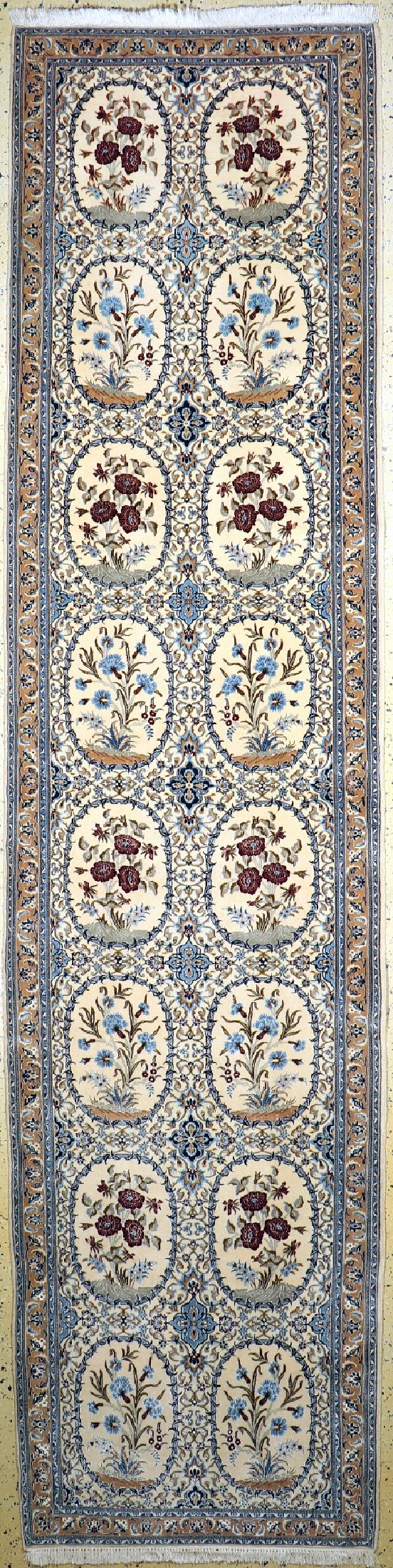Nain fein(6 La), Persien, ca. 40 Jahre, Korkwolle mit Seide, ca. 385 x 93 cm, ca. 1,0 Mio. Kn/qm, gereinigt, EHZ: 2, ( kleine Mottenfraß Stellen).