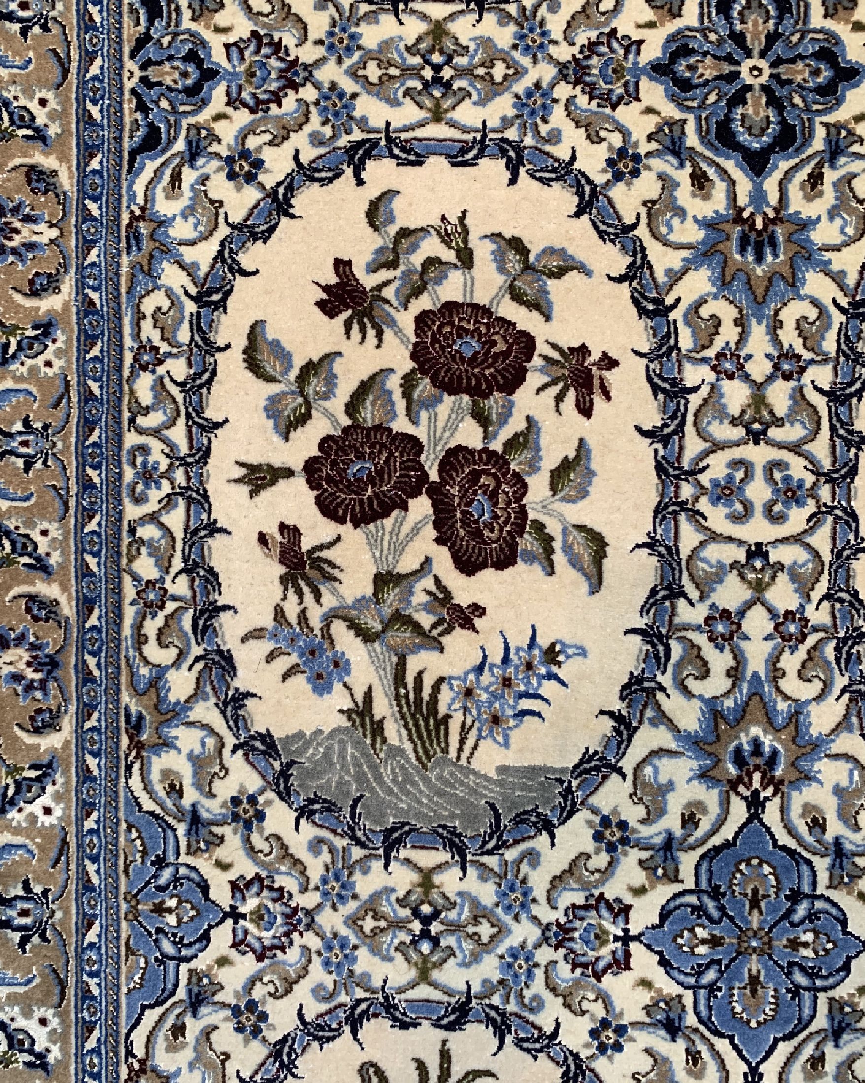Detail b: Nain fein(6 La), Persien, ca. 40 Jahre, Korkwolle mit Seide, ca. 385 x 93 cm, ca. 1,0 Mio. Kn/qm, gereinigt, EHZ: 2, ( kleine Mottenfraß Stellen).
