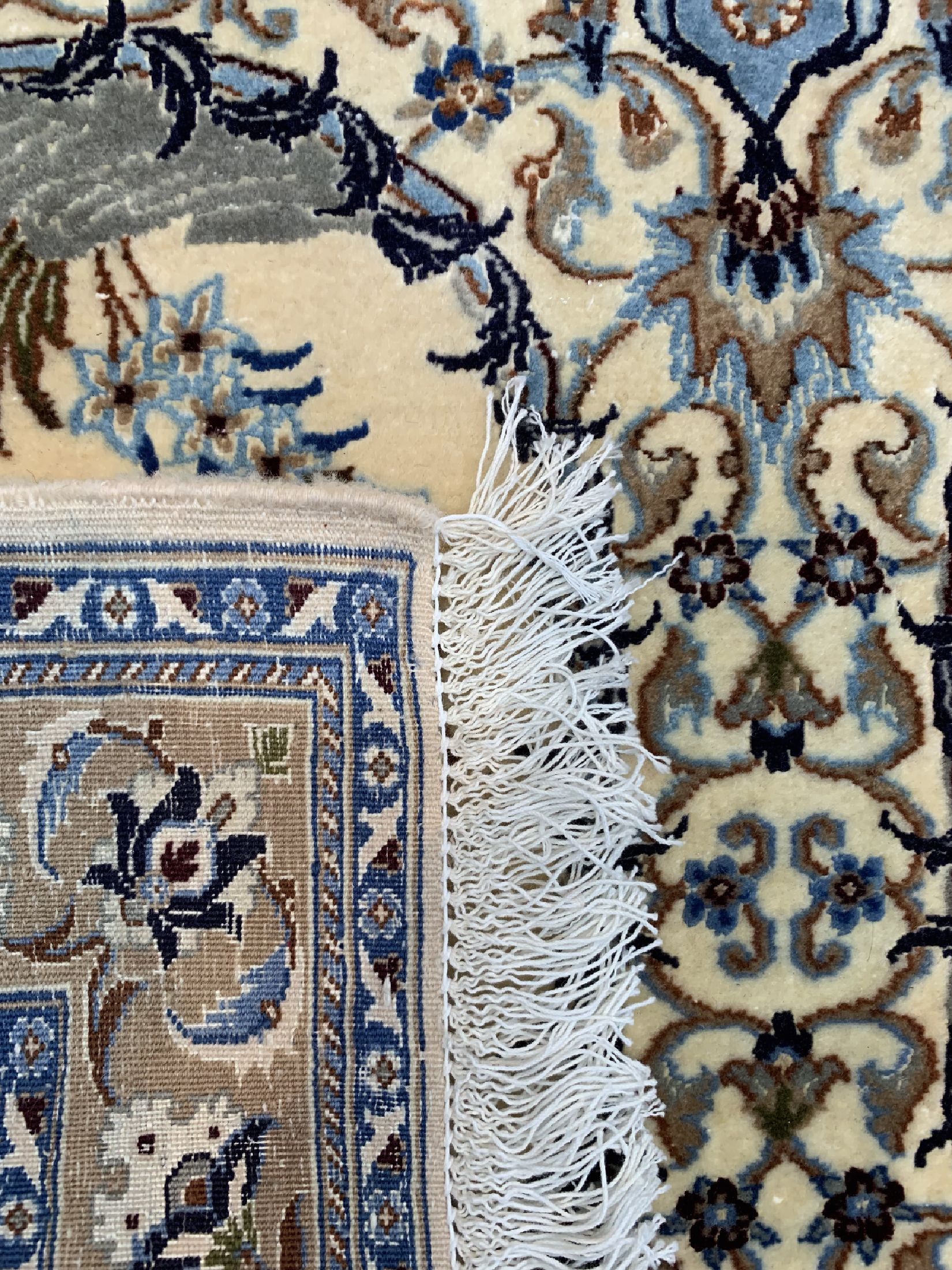 Detail d: Nain fein(6 La), Persien, ca. 40 Jahre, Korkwolle mit Seide, ca. 385 x 93 cm, ca. 1,0 Mio. Kn/qm, gereinigt, EHZ: 2, ( kleine Mottenfraß Stellen).