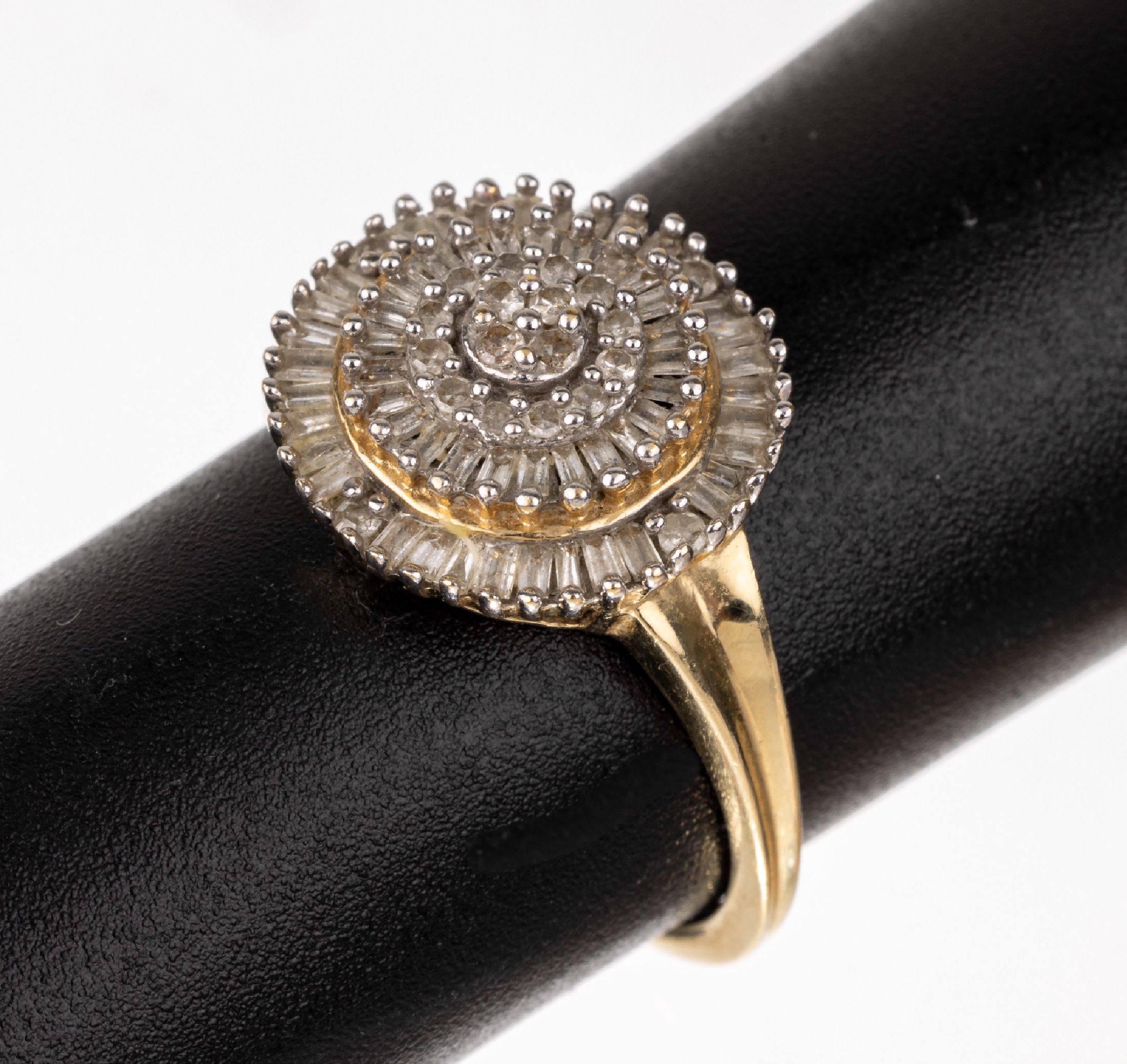 14 kt Gold Diamant-Ring, GG/WG 585/000, runder Ringkopf in mehreren Ebenen, 20 8/8- Diamanten und 56 Diamantbaguettes zus. ca. 1.0ct l.get.Weiß/p, ...